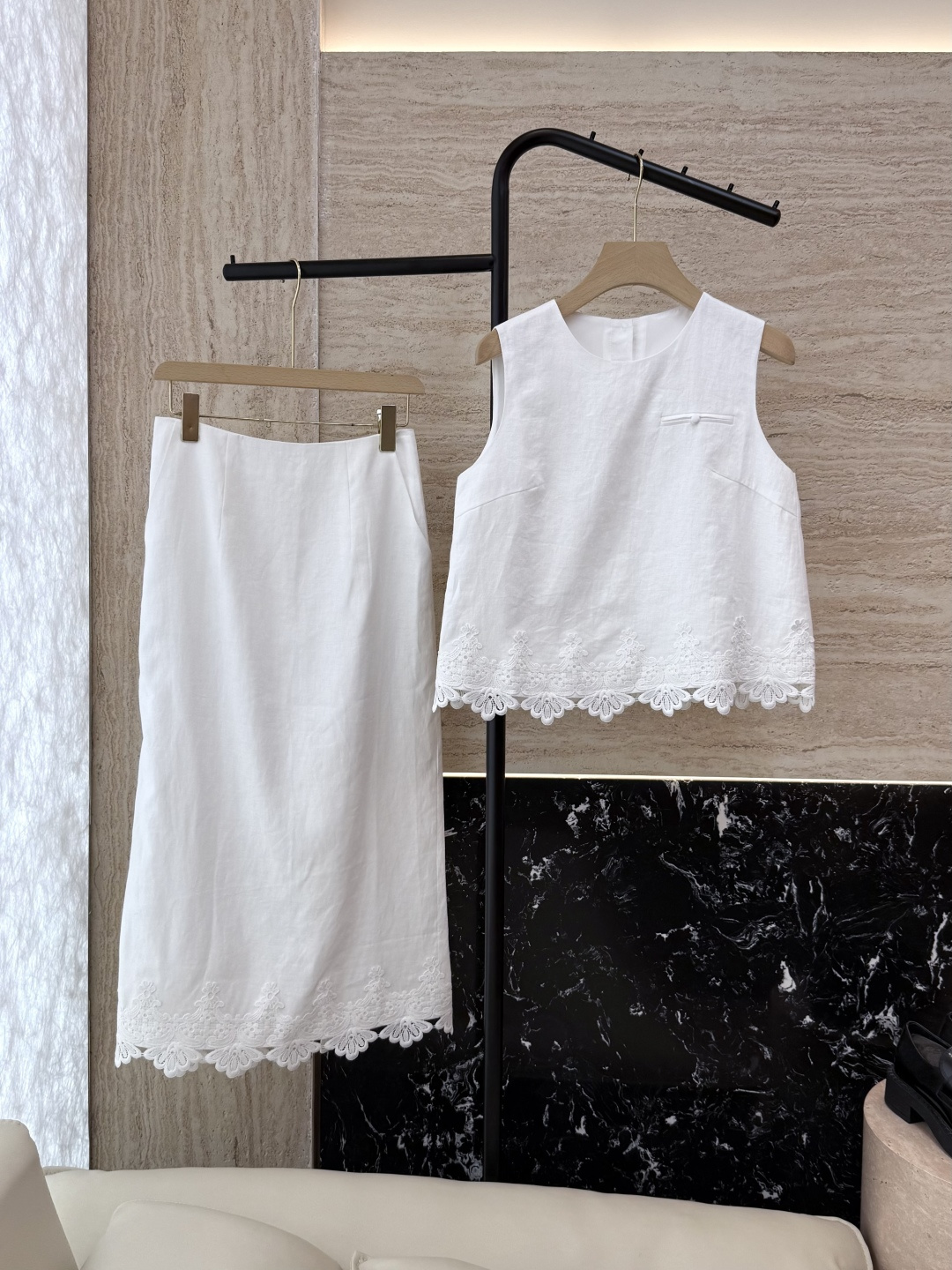 NO:334373,YM047# new suit zimm linen embroidered lace sleeveless top long skirt suit white pink purple SMLXL,,skirts,alexander wang19860909YM047#新款套装 zimm 亚麻 绣花蕾丝 无袖上衣长半裙 套装 白色 桃红色 紫色 SMLXL,,skirts,alexander wang,Women's clothing