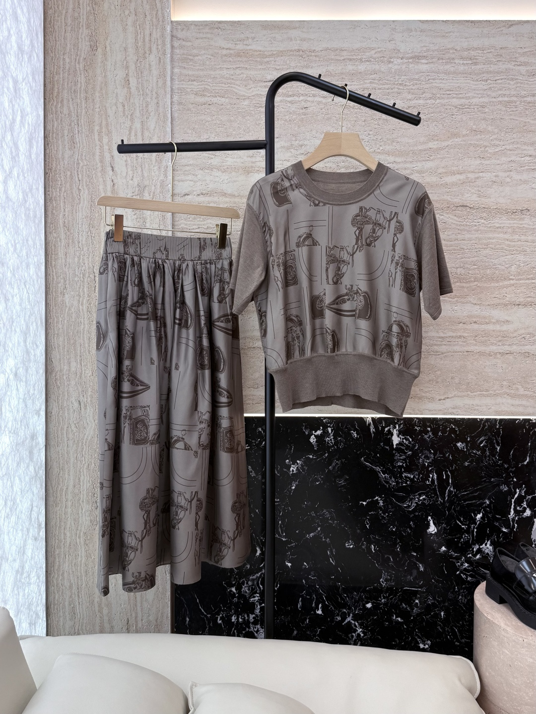 NO:411858,H32544# new suit HH Home Hermes printed silk cotton short-sleeved top silk skirt suit purple brown SMLXL,,hermes,skirts,T-shirt,real silk,alexander wang19860909H32544#新款套装 H家 爱马仕 印花真丝棉短袖上衣 真丝半裙 套装 紫色 咖色 SMLXL,,hermes,skirts,T-shirt,real silk,alexander wang,Women's clothing