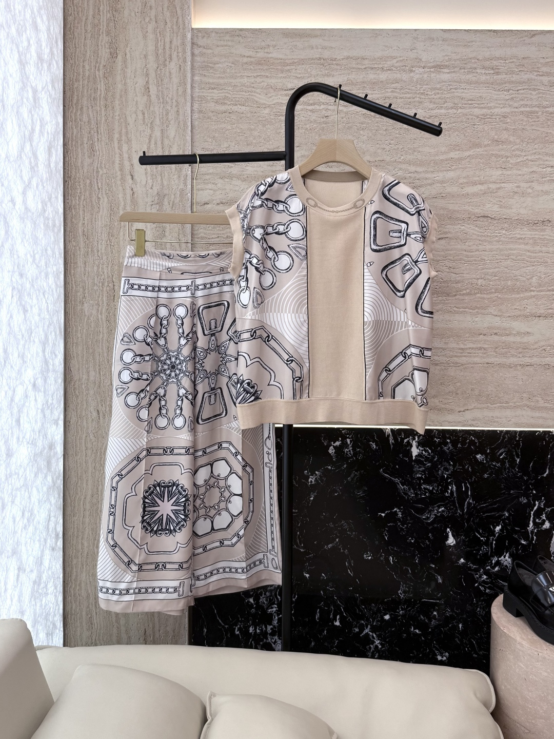 NO:411868,H32547# new suit HH Home Hermes printed silk cotton short-sleeved top silk cropped pants suit blue brown SMLXL,,hermes,T-shirt,real silk,alexander wang19860909H32547#新款套装 H家 爱马仕 印花真丝棉短袖上衣 真丝九分裤 套装 蓝色 咖色 SMLXL,,hermes,T-shirt,real silk,alexander wang,Women's clothing