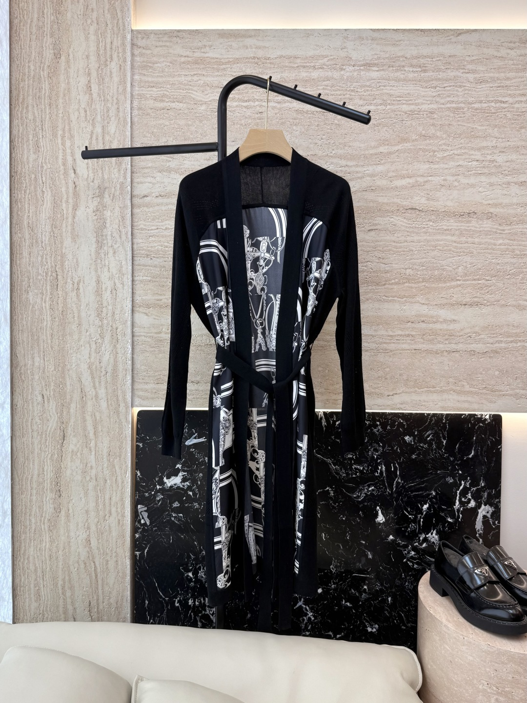 NO:335907,H325041# new wool knit H home Hermes positioning print Twill silk wool knitted long cardigan black pink MLXL,,hermes,real silk,alexander wang19860909H325041#新款羊毛针织 H家爱马仕 定位印花 斜纹真丝拼羊毛针织长开衫 黑色 粉色 MLXL,,hermes,real silk,alexander wang,Women's clothing