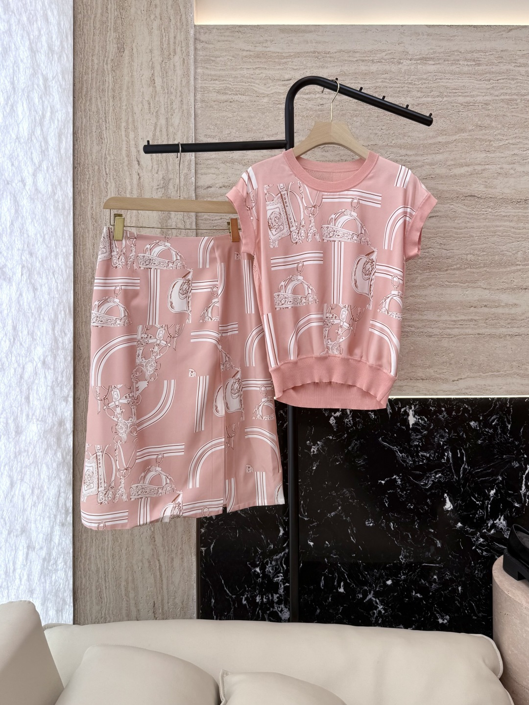 NO:335919,H325038# new set HHH Hermes silk printed short-sleeved top skirt suit pink black SMLXL, hermes, skirts, T-shirt, real silk, alexander wang19860909H325038#新款套装 H家爱马仕 真丝印花短袖上衣半裙套装 粉色 黑色 SMLXL,,hermes,skirts,T-shirt,real silk,alexander wang,Women's clothing