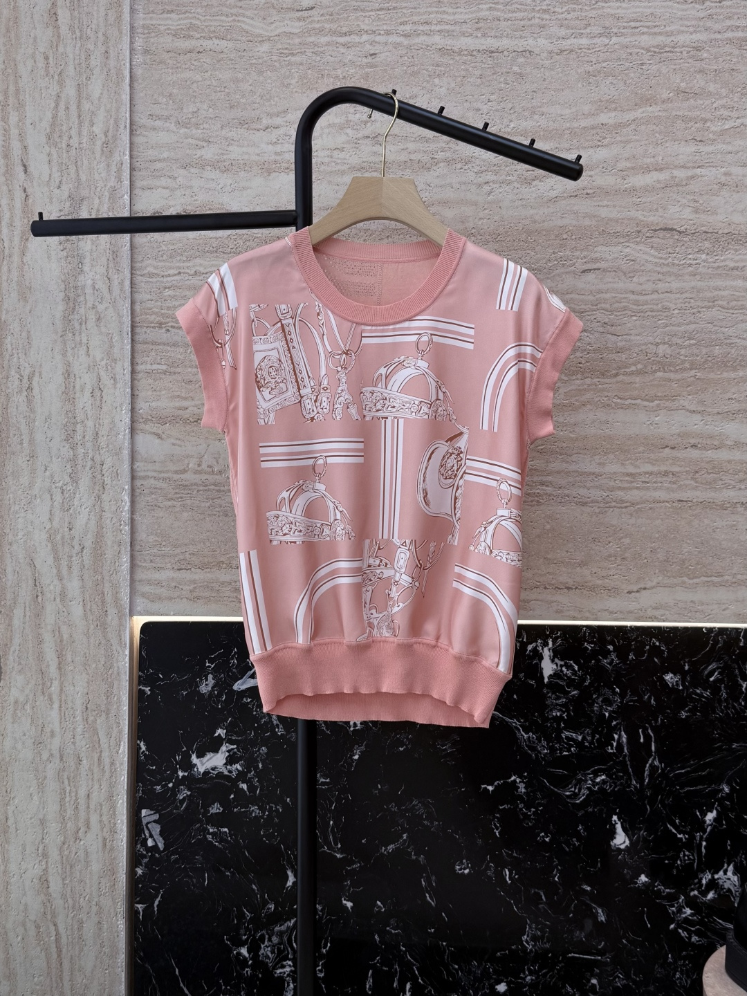 NO:335925,H325039# new knitted sweater HH Home Hermes Silk Print Knitted Top Two Colors SMLXL,,hermes,real silk,alexander wang19860909H325039#新款针织衫 H家 爱马仕 真丝印花 拼针织 上衣 两色 SMLXL,,hermes,real silk,alexander wang,Women's clothing