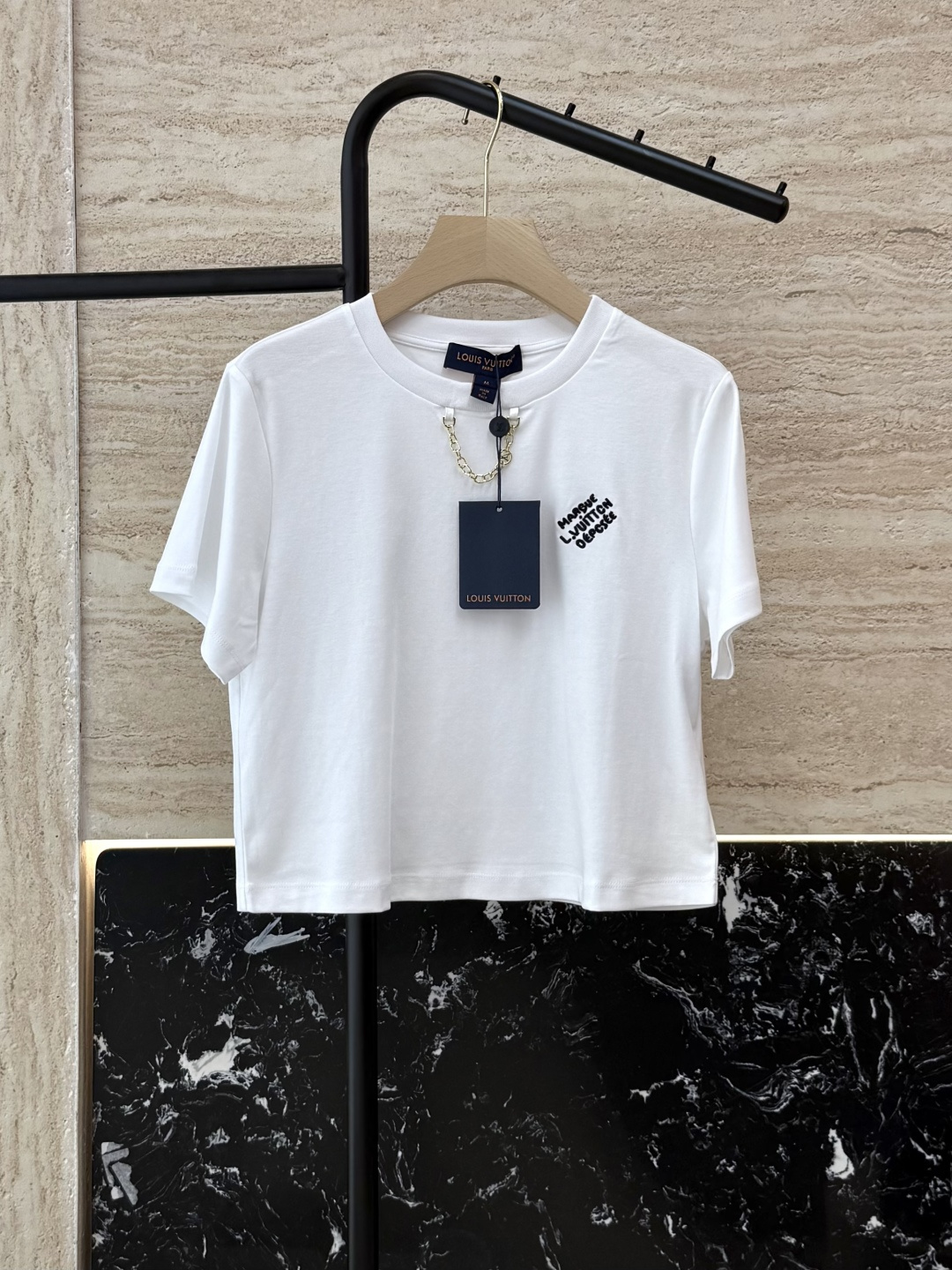 NO:411895,QG0103# new T-shirt LV letter embroidered short sleeve short T-shirt. White SML,,louis vuitton,T-shirt,tees,t-shirt,alexander wang19860909QG0103#新款T恤 LV字母绣花短袖短款T恤.白色 SML,,louis vuitton,T-shirt,tees，t-shirt,alexander wang,Women's clothing