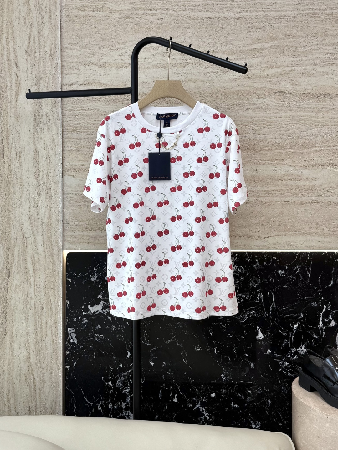 NO:411934,QG0101# new T-shirt L V cherry print Short-sleeved T-shirt Coffee White SML,,T-shirt,tees,t-shirt,alexander wang19860909QG0101#新款T恤 L V 樱桃印花 短袖T恤 咖色 白色 SML,,T-shirt,tees，t-shirt,alexander wang,Women's clothing