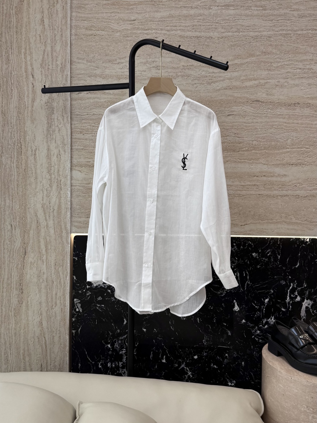 CY056#新款衬衫。
YSL 字母绣花 长袖防晒100% 苎麻长袖衬衫 四色 SML