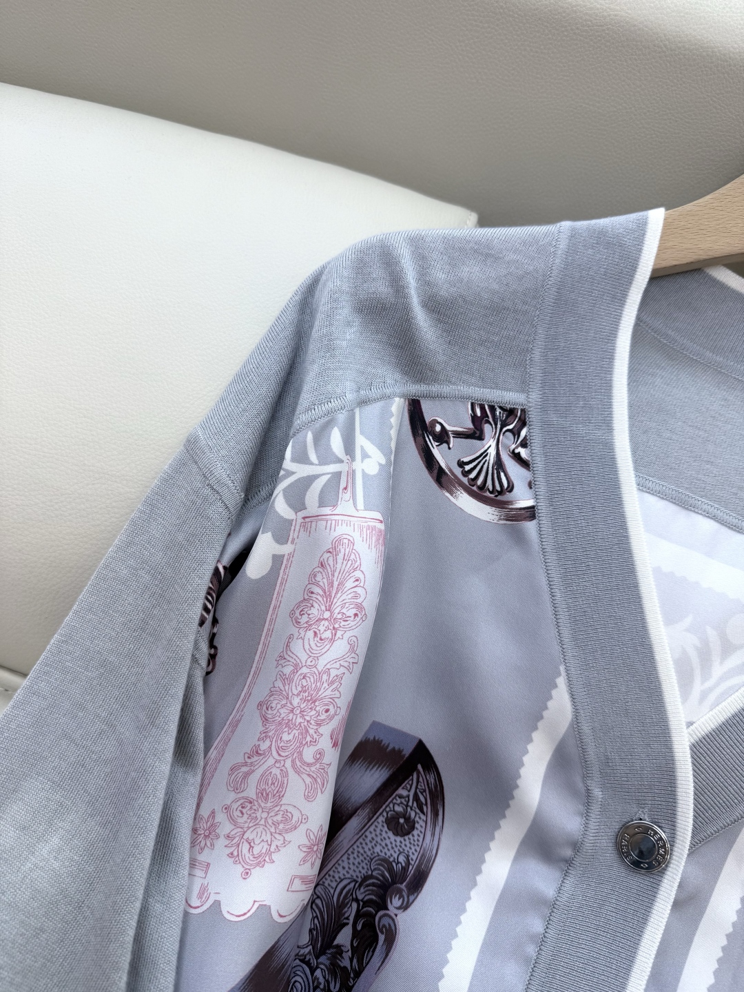 H#新款羊毛针织。
H家定位真丝印花 开衫外套 羊毛针织衫 红色 灰色 S-XL 