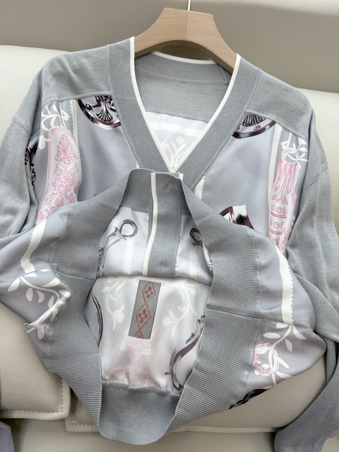 H#新款羊毛针织。
H家定位真丝印花 开衫外套 羊毛针织衫 红色 灰色 S-XL 
