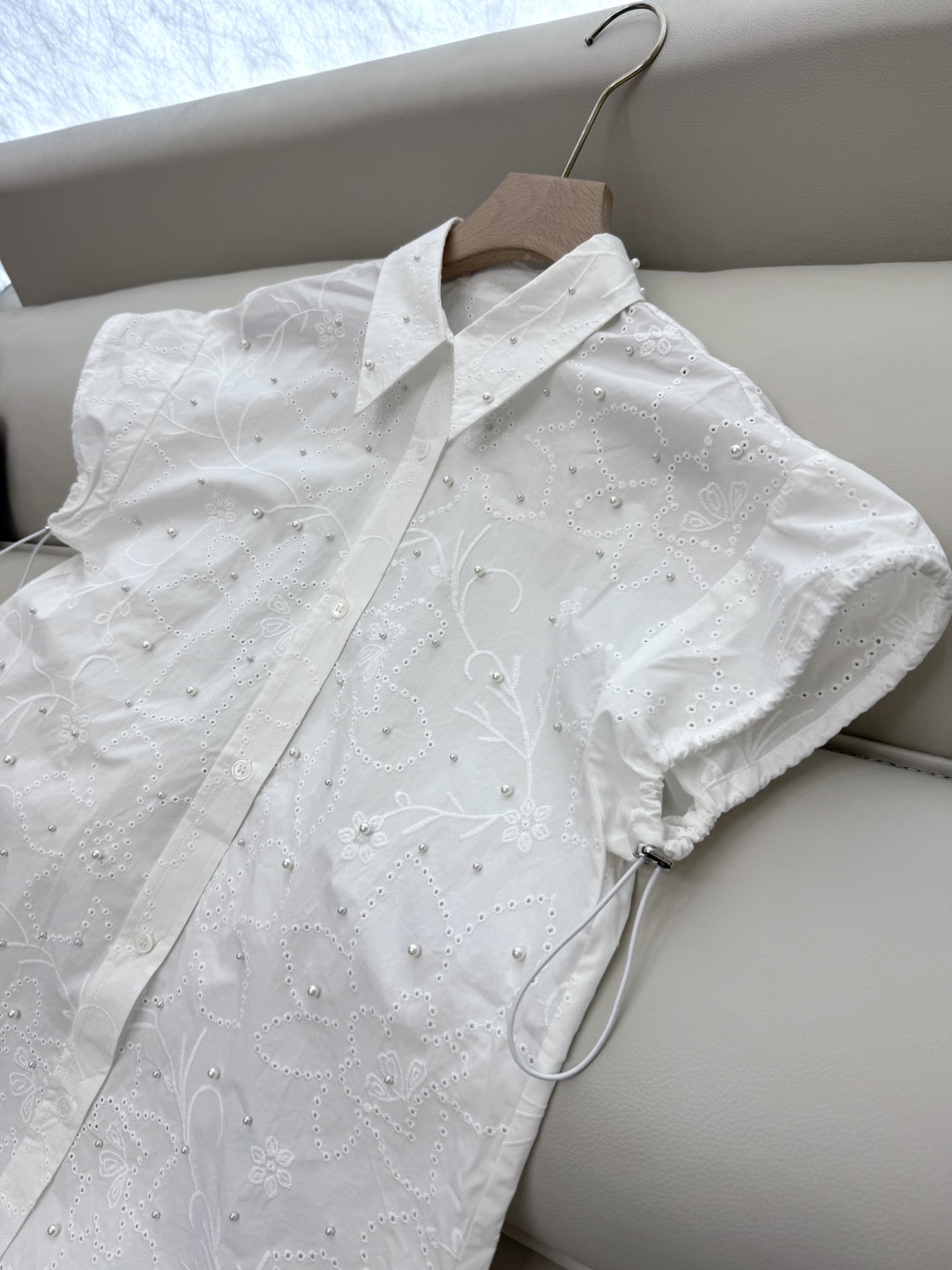 CY060#新款衬衫。
小香 重工镂空绣花钉珠 短袖衬衫 白色SML