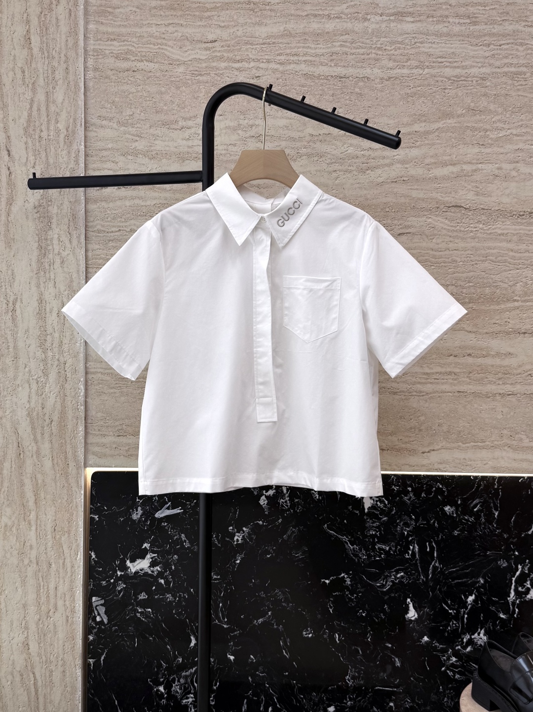CY061#新款衬衫。
Gucci 字母绣花领 短袖衬衫 白色 SML