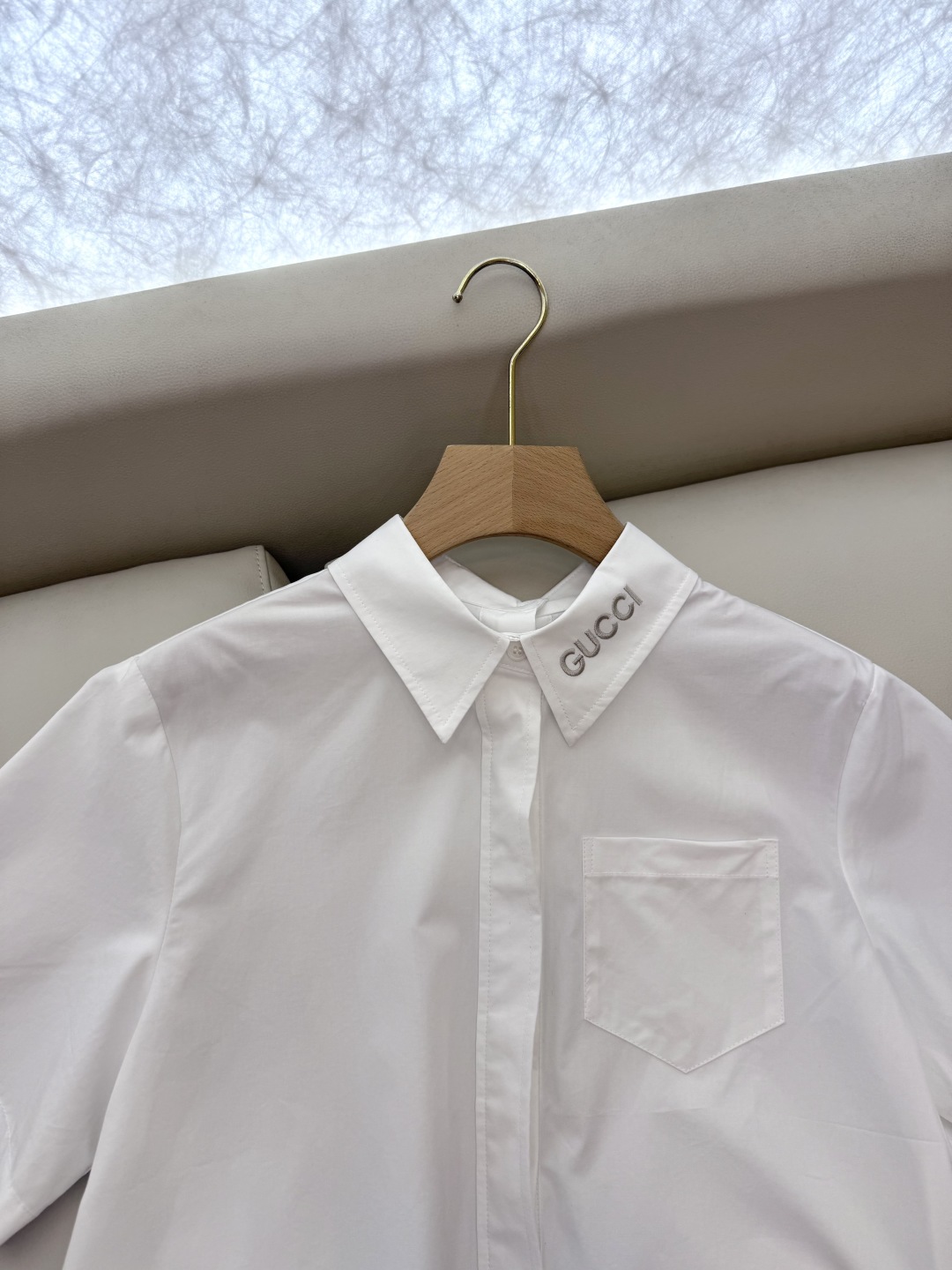 CY061#新款衬衫。
Gucci 字母绣花领 短袖衬衫 白色 SML