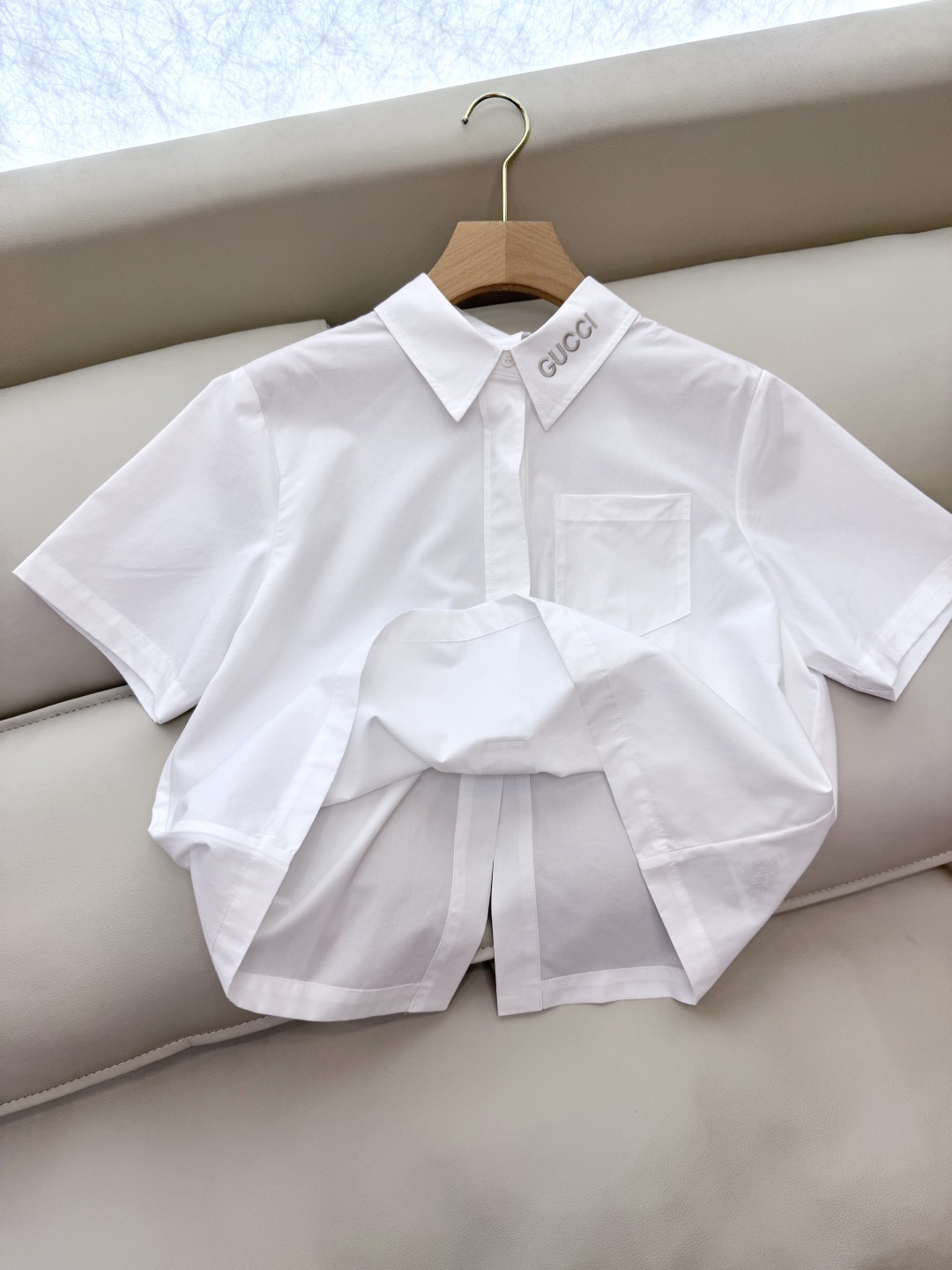 CY061#新款衬衫。
Gucci 字母绣花领 短袖衬衫 白色 SML