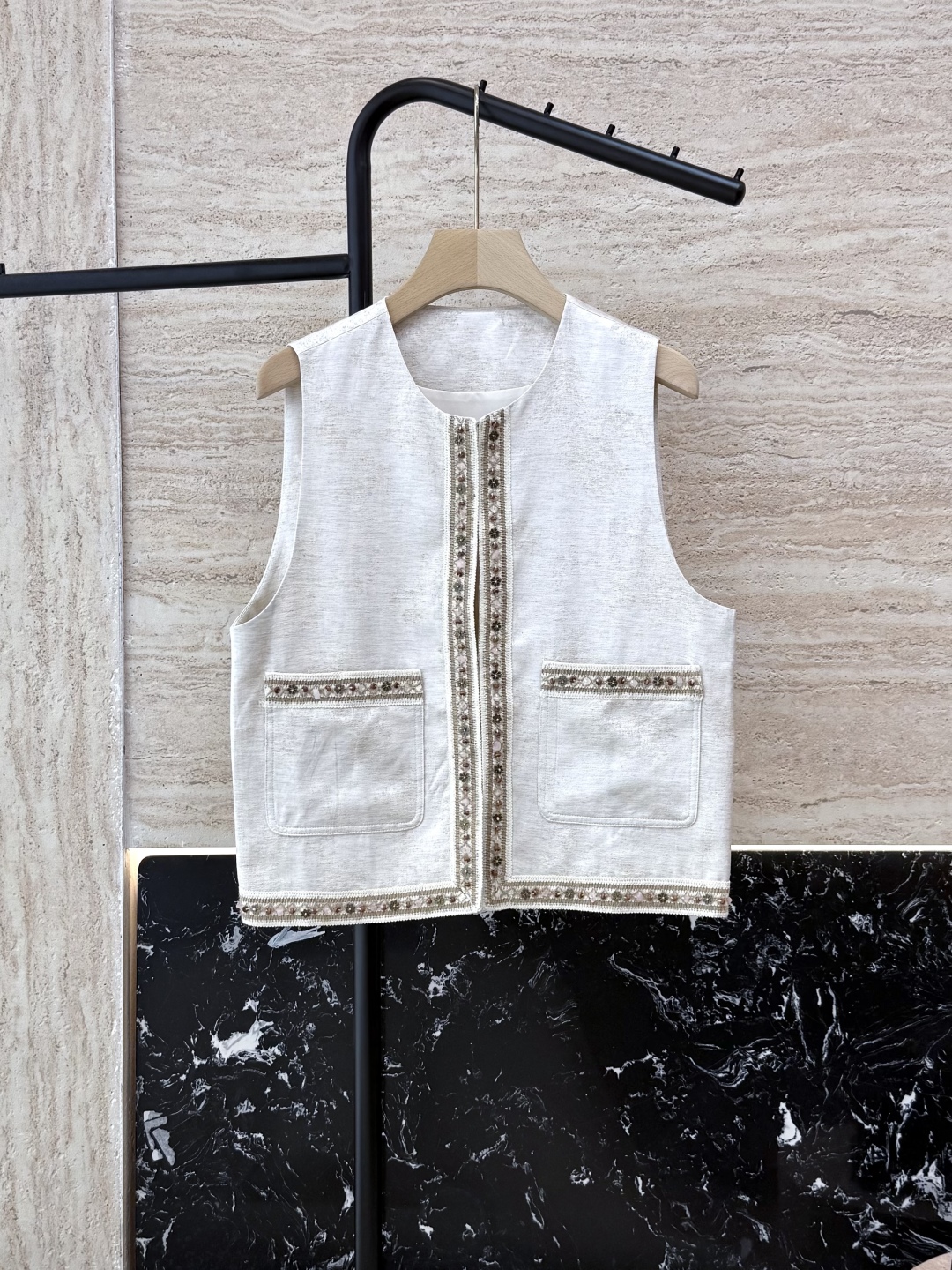 YML021#新款马甲。
提花暗纹 重工钉珠马甲  SMLXL