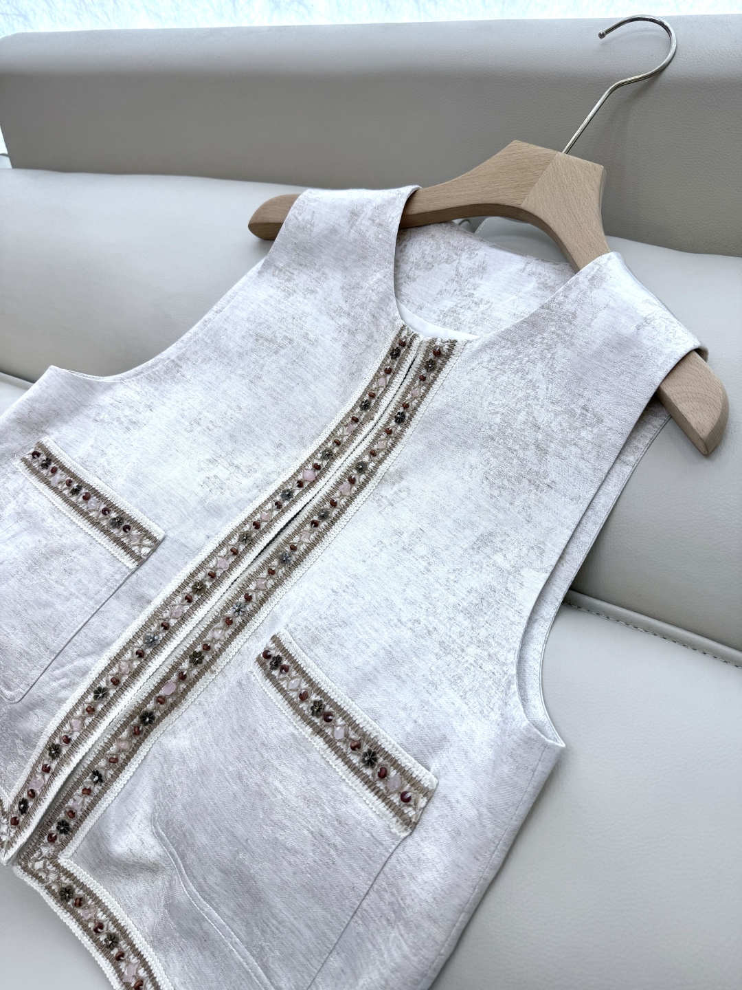 YML021#新款马甲。
提花暗纹 重工钉珠马甲  SMLXL