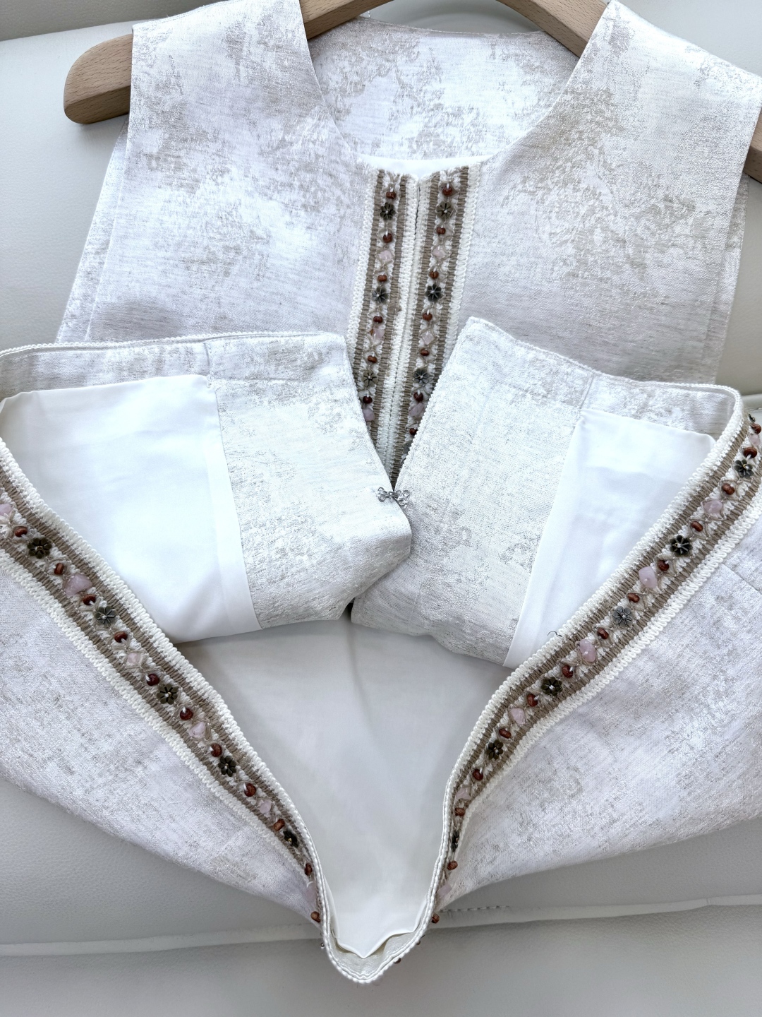 YML021#新款马甲。
提花暗纹 重工钉珠马甲  SMLXL