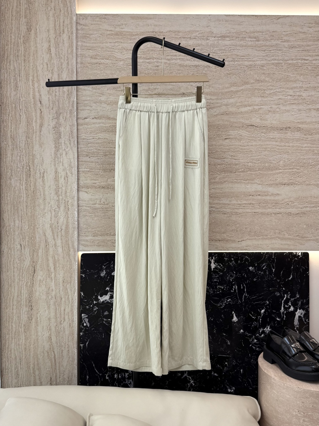 NO:425100,CX0107# new style pants Miu home letter embroidered wide-leg trousers black beige SML,,miumiu,alexander wang19860909CX0107#新款裤子 Miu 家 字母绣花阔腿长裤 黑色 米色 SML,,miumiu,alexander wang,Women's clothing