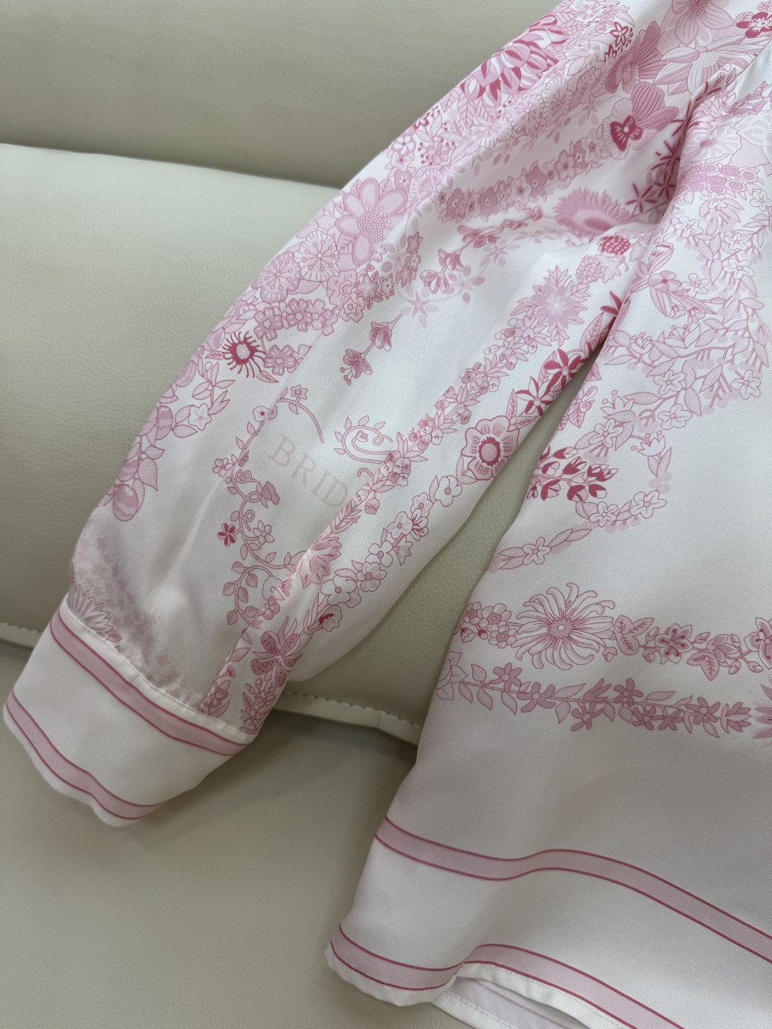 H32551#新款衬衫。
H家 爱马仕 定位印花 斜纹真丝印花 长袖衬衫 黑色 粉色 SMLXL