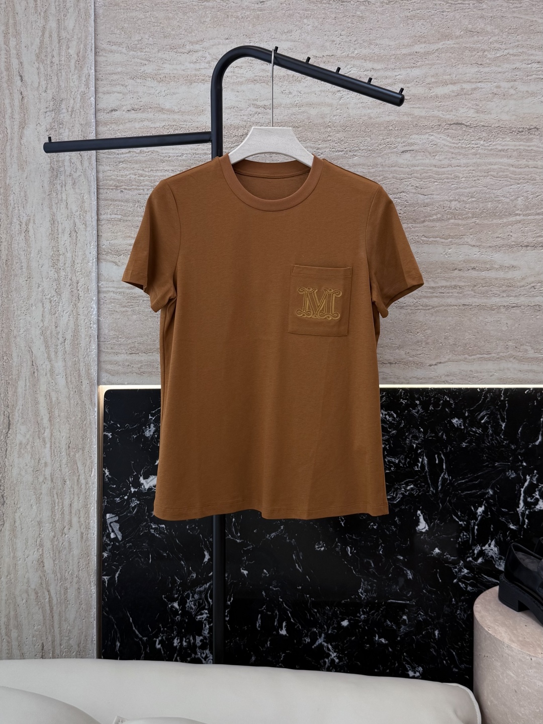 YJT014#特批160‼️
Max 字母绣花 极简风 短袖T恤 S/M/L/XL