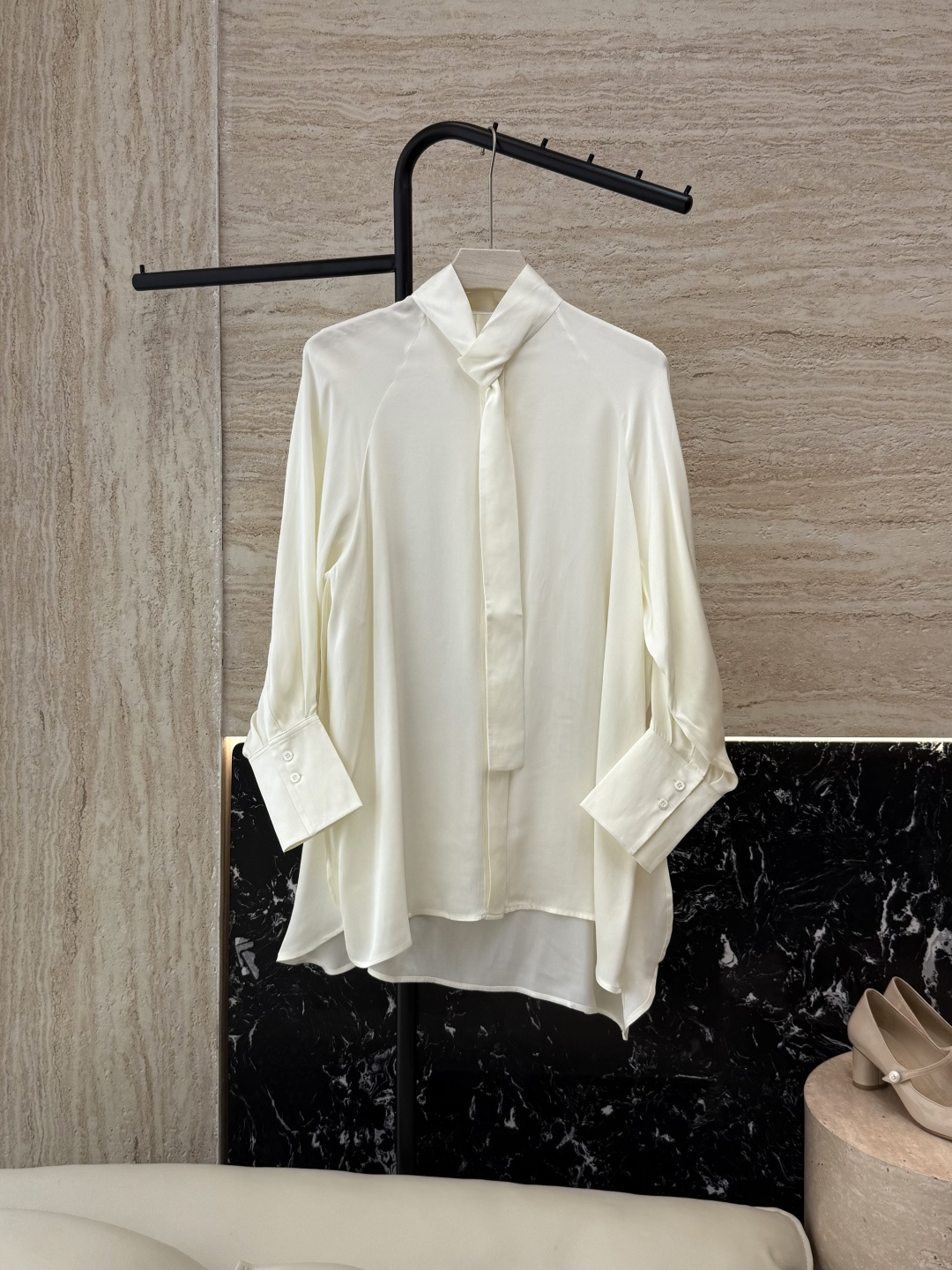 NO:434071,FL008# chloe streamer Heavy silk long-sleeved shirt Black Beige 36/38/40,,chloe,loewe,shirts,real silk,alexander wang19860909FL008# chloe 飘带 重磅真丝 长袖衬衫 黑色 米色 36/38/40,,chloe,loewe,shirts,real silk,alexander wang,Women's clothing