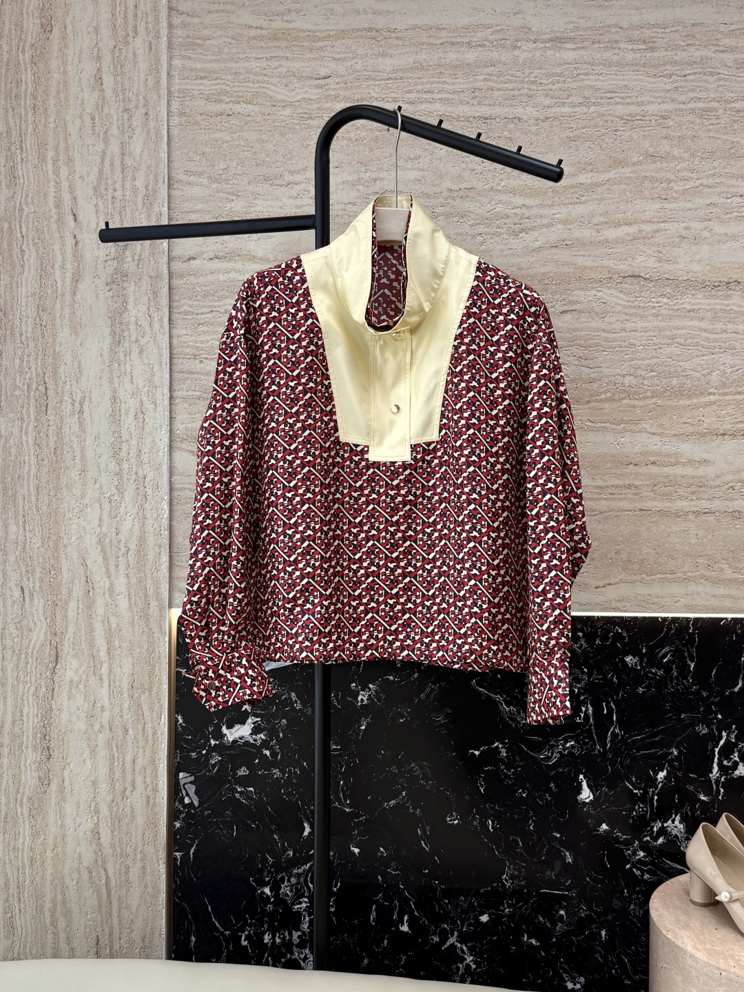 NO:434087,FL017# Silk Print Spliced ​​Style Stand Collar Silk Top Black Red 36/38/40,,real silk,alexander wang19860909FL017# 真丝印花 拼接款 立领 真丝上衣 黑色 红色 36/38/40,,real silk,alexander wang,Women's clothing