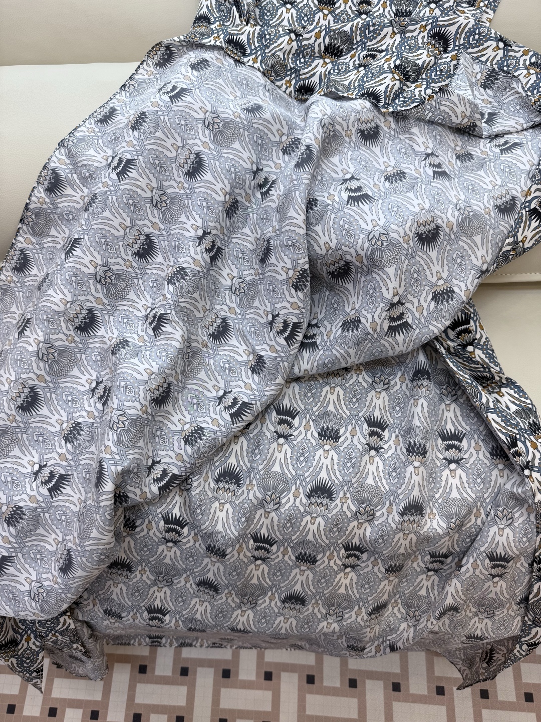 BS0808#新款连衣裙。
LP 精品 100% 真丝斜纹丝印花显瘦缠绕式真丝连衣裙 36/38/40/