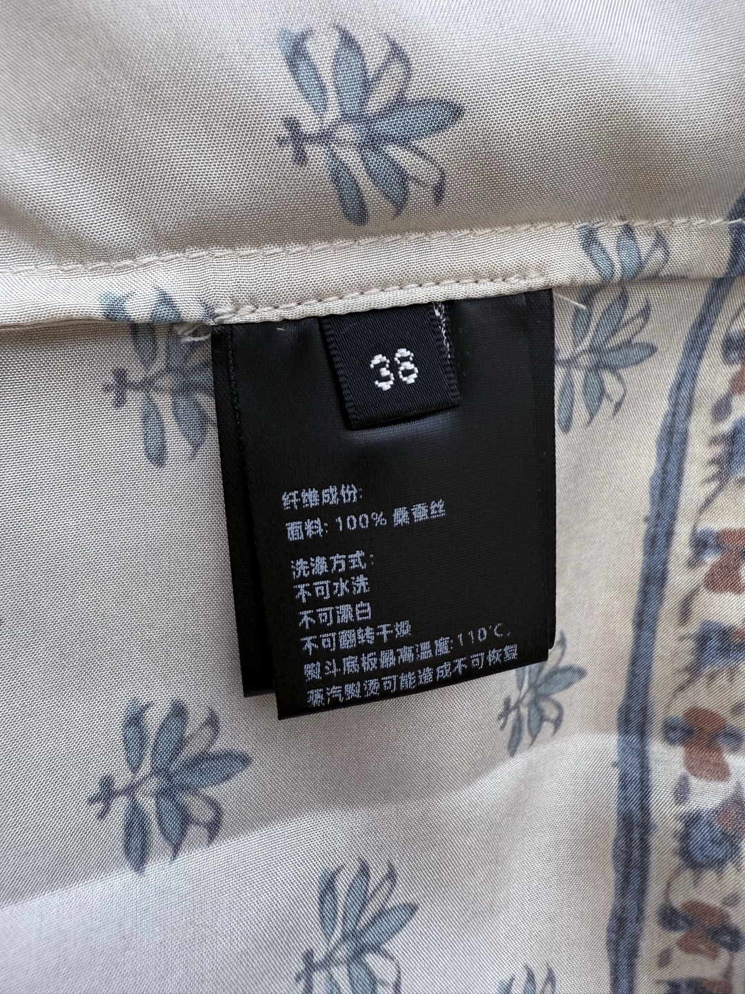 BS0379#新款连衣裙。
LP 精品 100% 真丝斜纹丝印花定位真丝连衣裙 36/38/40/42