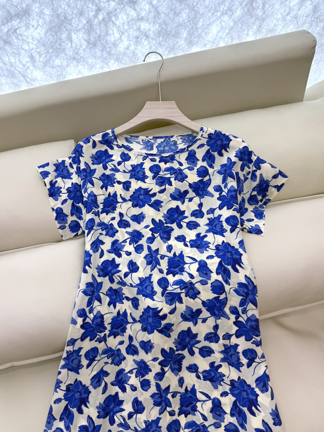 BS711#新款连衣裙。
Max mara 碎花印花100%真丝连衣裙蓝色  36/38/40/42