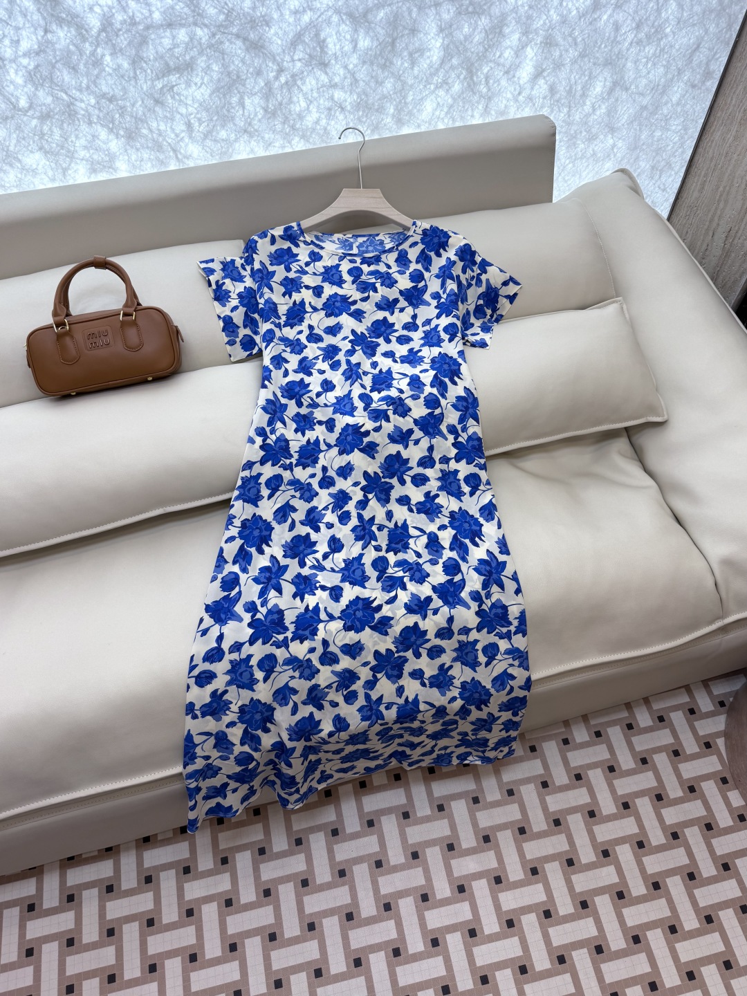 BS711#新款连衣裙。
Max mara 碎花印花100%真丝连衣裙蓝色  36/38/40/42