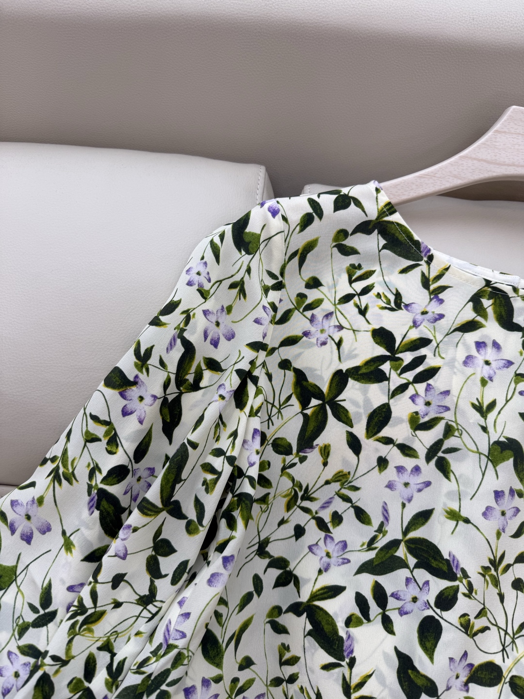 BS772#新款上衣。
Max mara 碎花印花100%真丝上衣 36/38/40/42