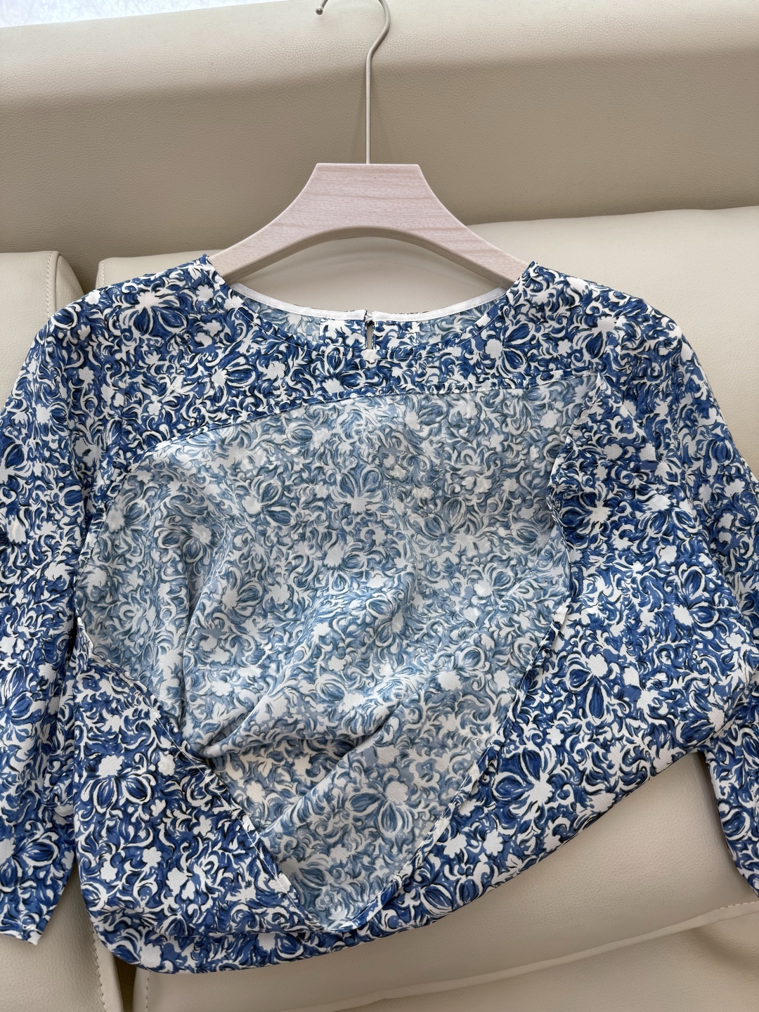 BS773#新款上衣。
Max mara 碎花印花100%真丝上衣 36/38/40/42