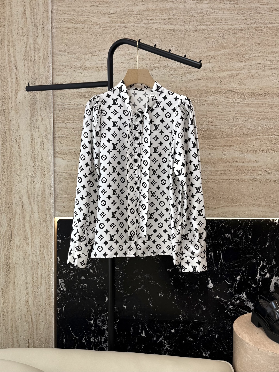 NO:436763,T047# LV silk twill printed letters long sleeve shirt SML, louis vuitton,shirts,real silk,alexander wang19860909T047# LV 真丝斜纹印花字母长袖 衬衫 SML,,louis vuitton,shirts,real silk,alexander wang,Women's clothing