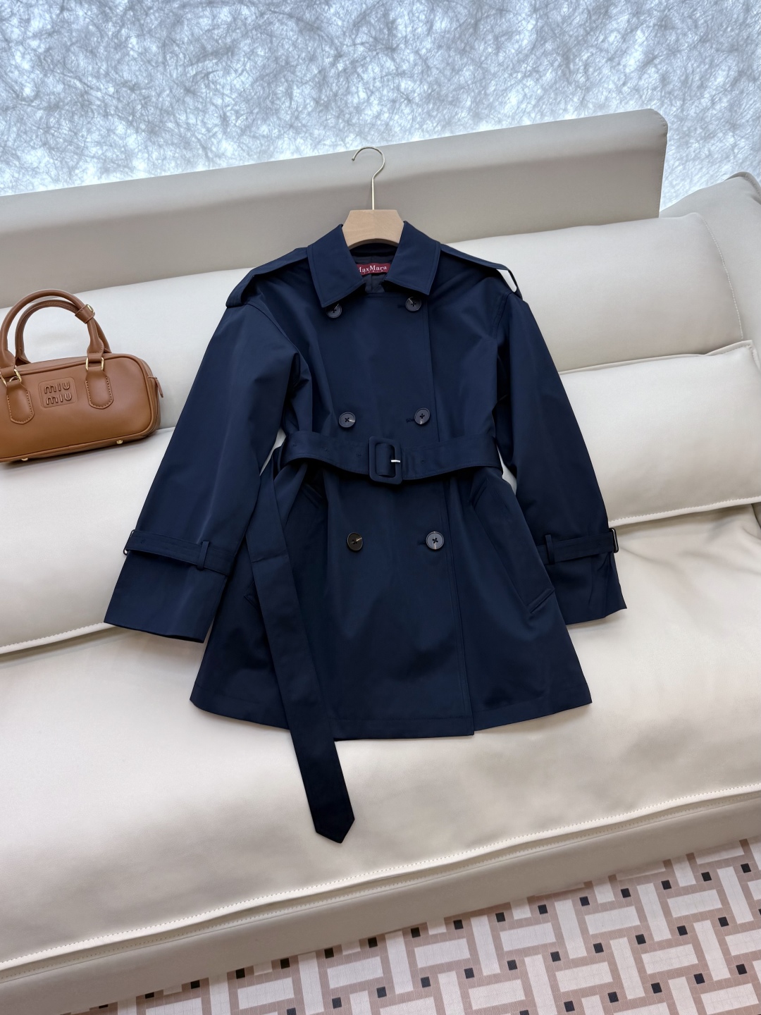 TF075#新款风衣。
Max mara 中长款 一手长 双排扣短风衣 
卡其色 藏蓝色 36/38/4