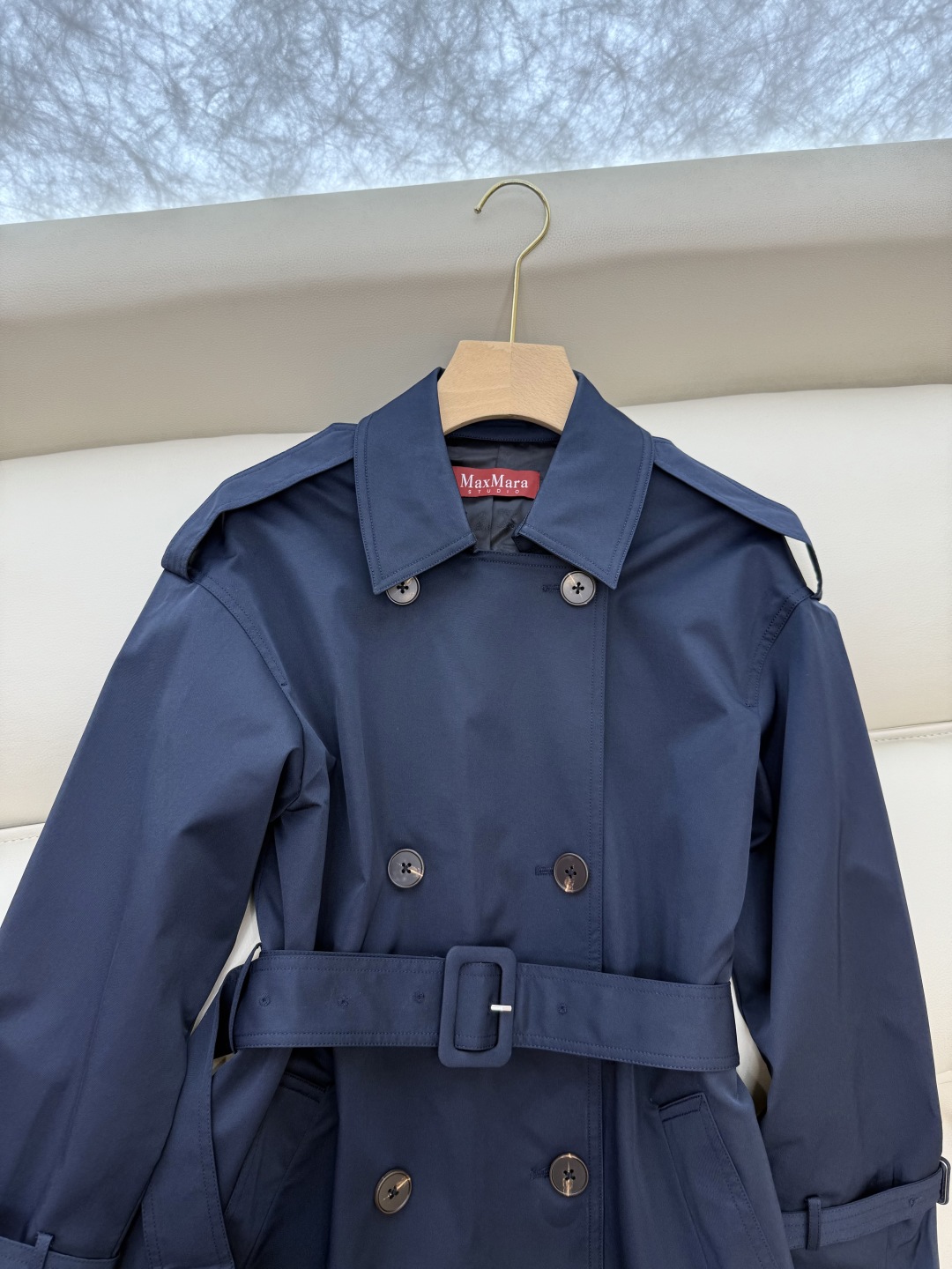 TF075#新款风衣。
Max mara 中长款 一手长 双排扣短风衣 
卡其色 藏蓝色 36/38/4