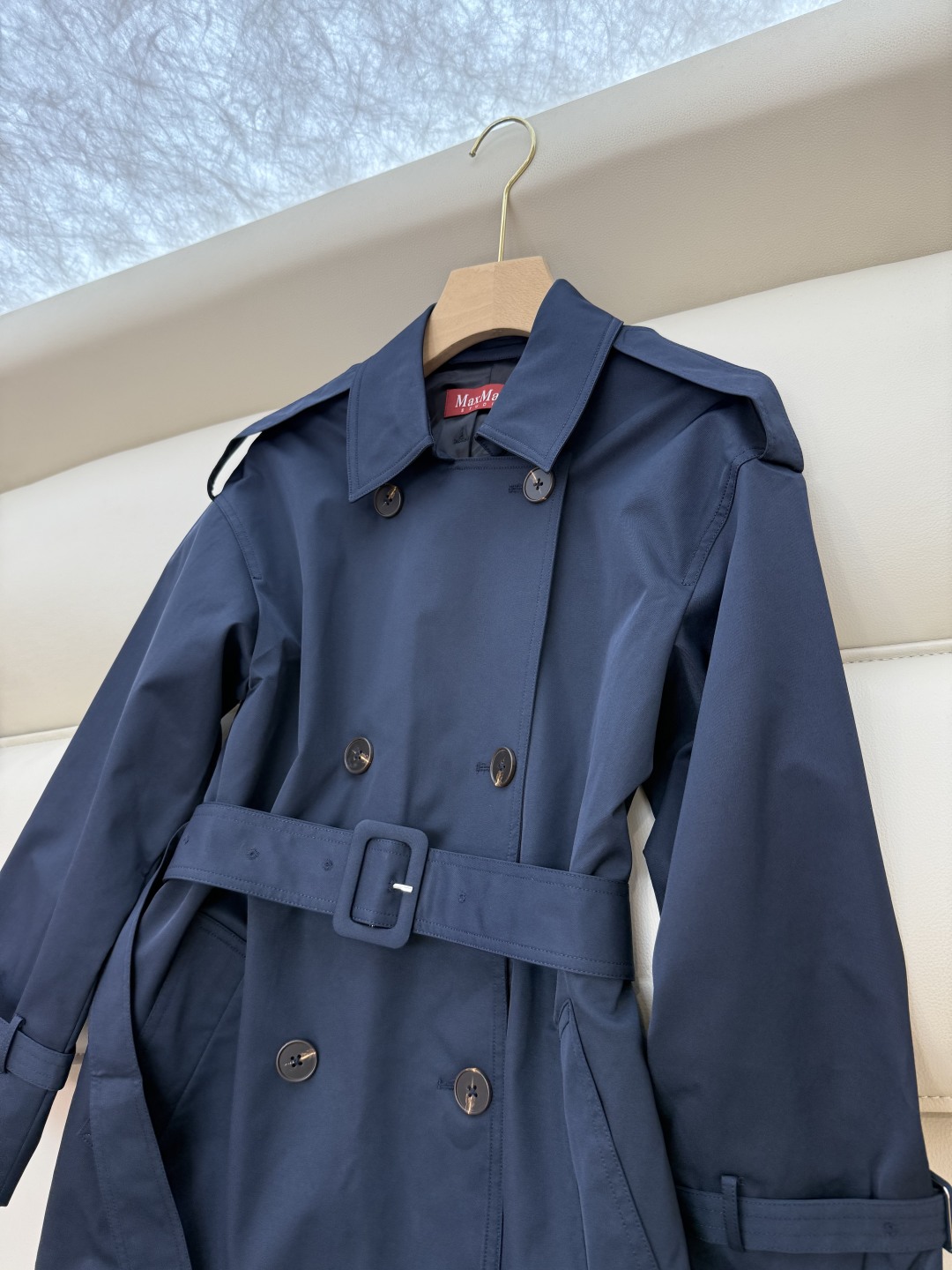 TF075#新款风衣。
Max mara 中长款 一手长 双排扣短风衣 
卡其色 藏蓝色 36/38/4