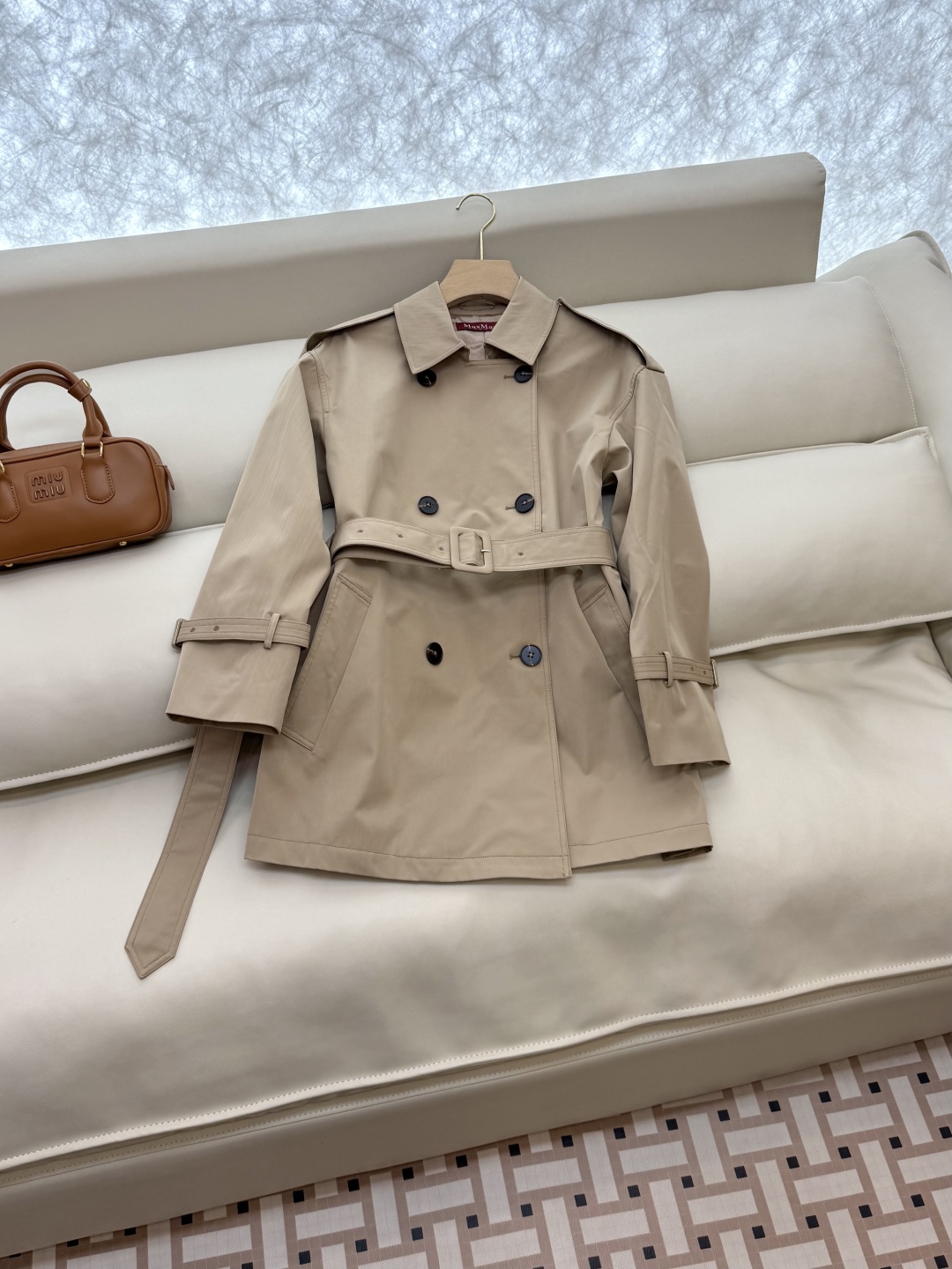 TF075#新款风衣。
Max mara 中长款 一手长 双排扣短风衣 
卡其色 藏蓝色 36/38/4