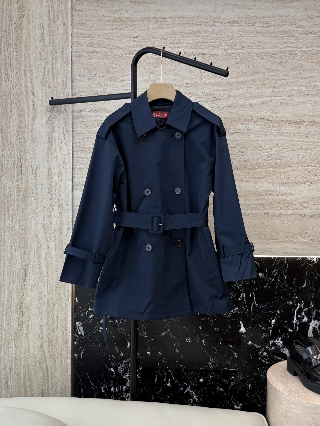 TF075#新款风衣。
Max mara 中长款 一手长 双排扣短风衣 
卡其色 藏蓝色 36/38/4