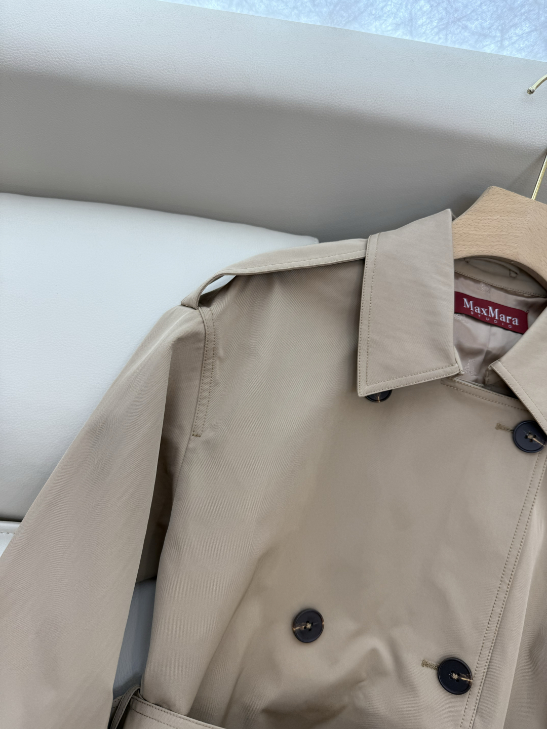 TF075#新款风衣。
Max mara 中长款 一手长 双排扣短风衣 
卡其色 藏蓝色 36/38/4
