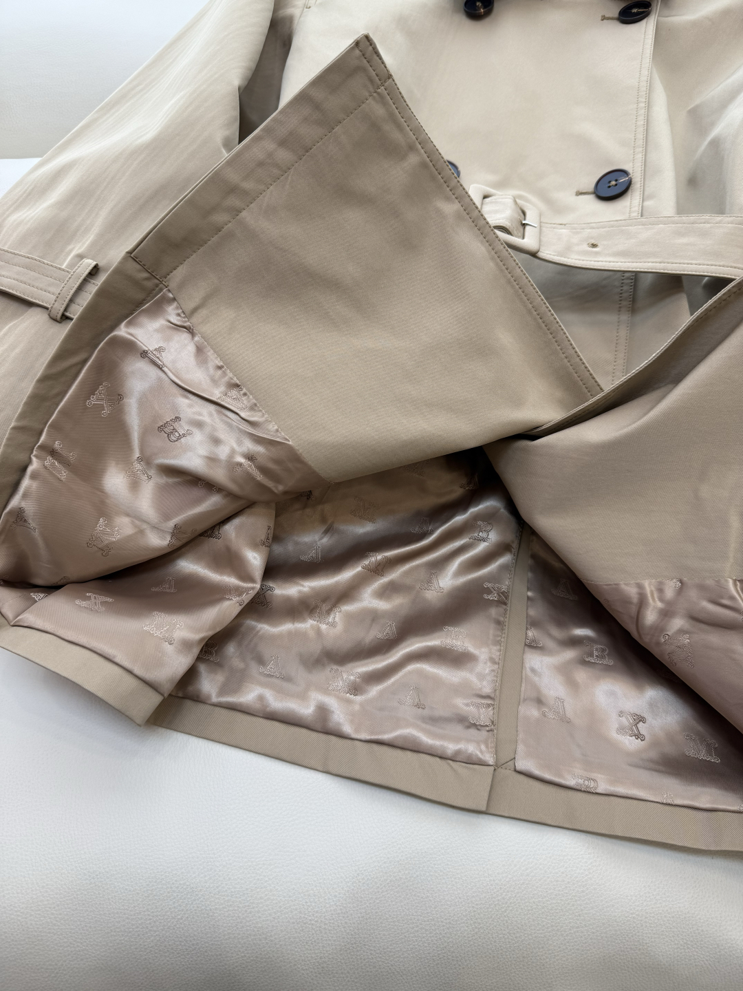 TF075#新款风衣。
Max mara 中长款 一手长 双排扣短风衣 
卡其色 藏蓝色 36/38/4
