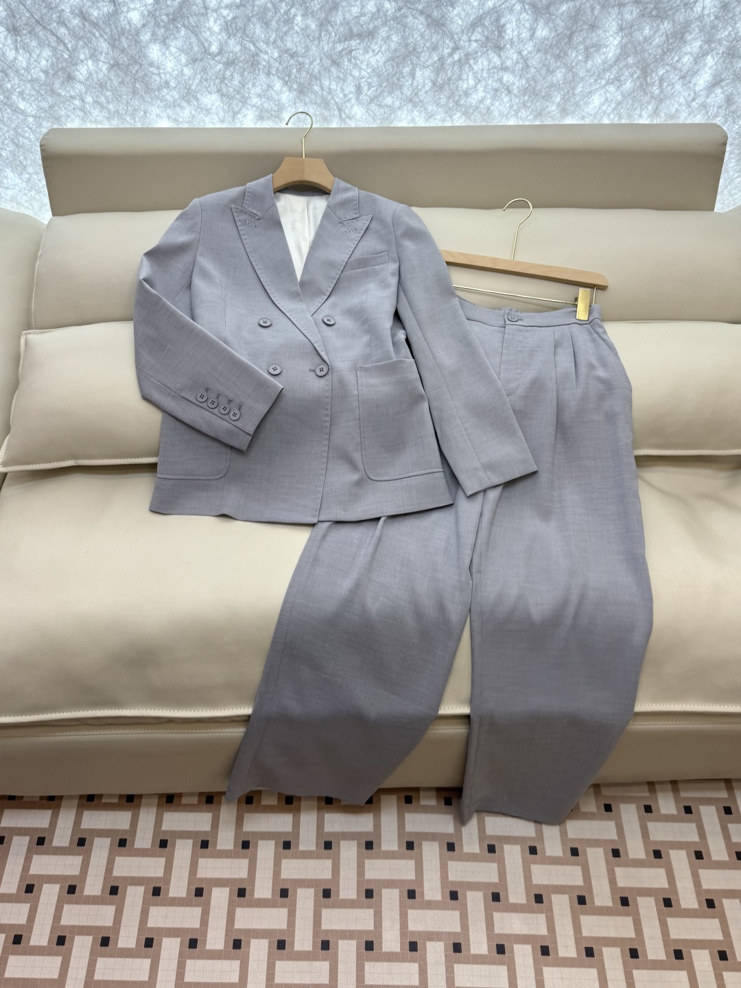 TF085#新款套装。
Max mara 60%亚麻 长袖西装外套 ➕长裤 套装 焦糖色  灰色 36/
