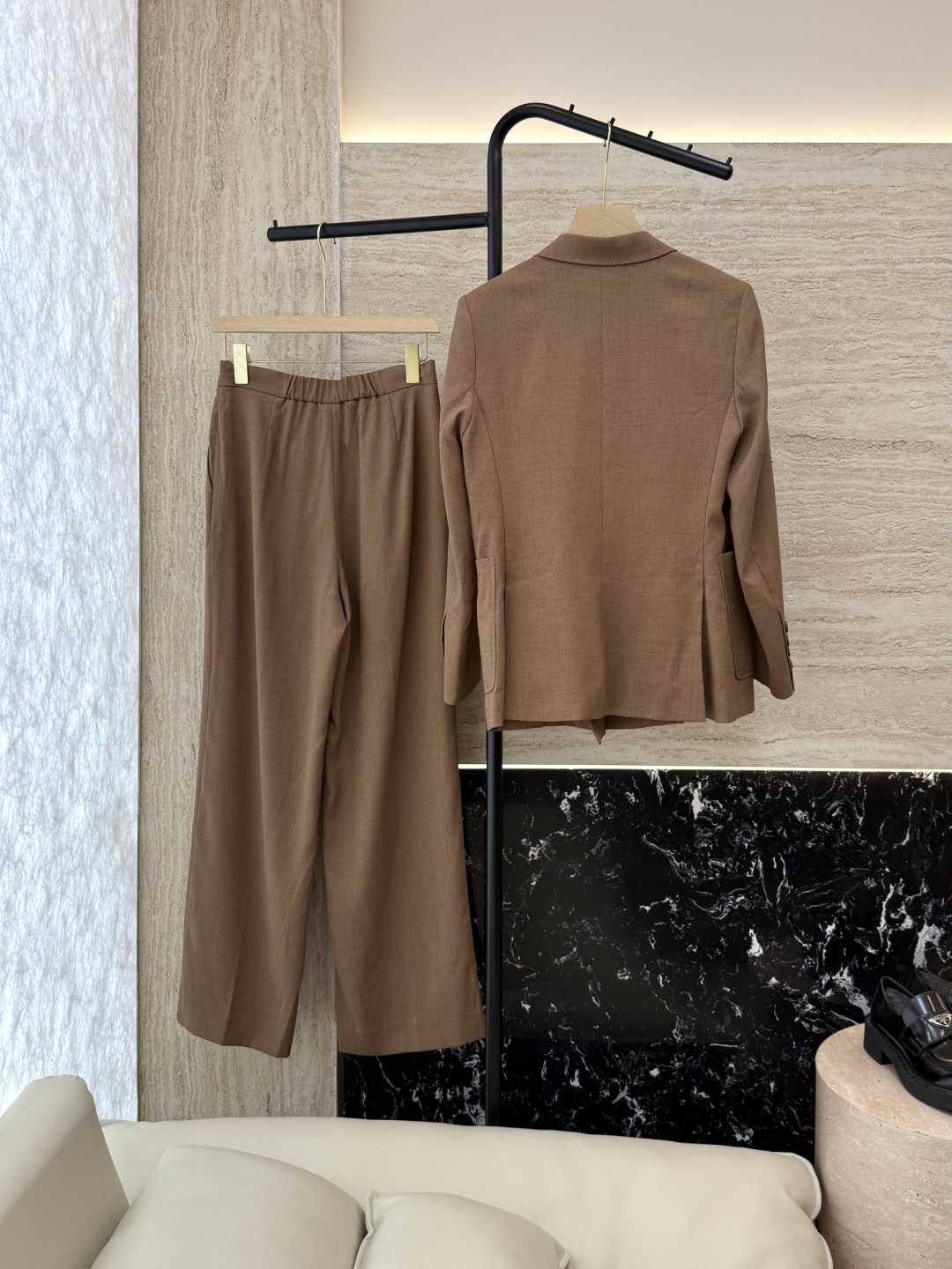 TF085#新款套装。
Max mara 60%亚麻 长袖西装外套 ➕长裤 套装 焦糖色  灰色 36/
