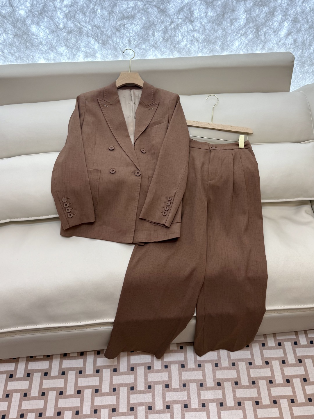 TF085#新款套装。
Max mara 60%亚麻 长袖西装外套 ➕长裤 套装 焦糖色  灰色 36/