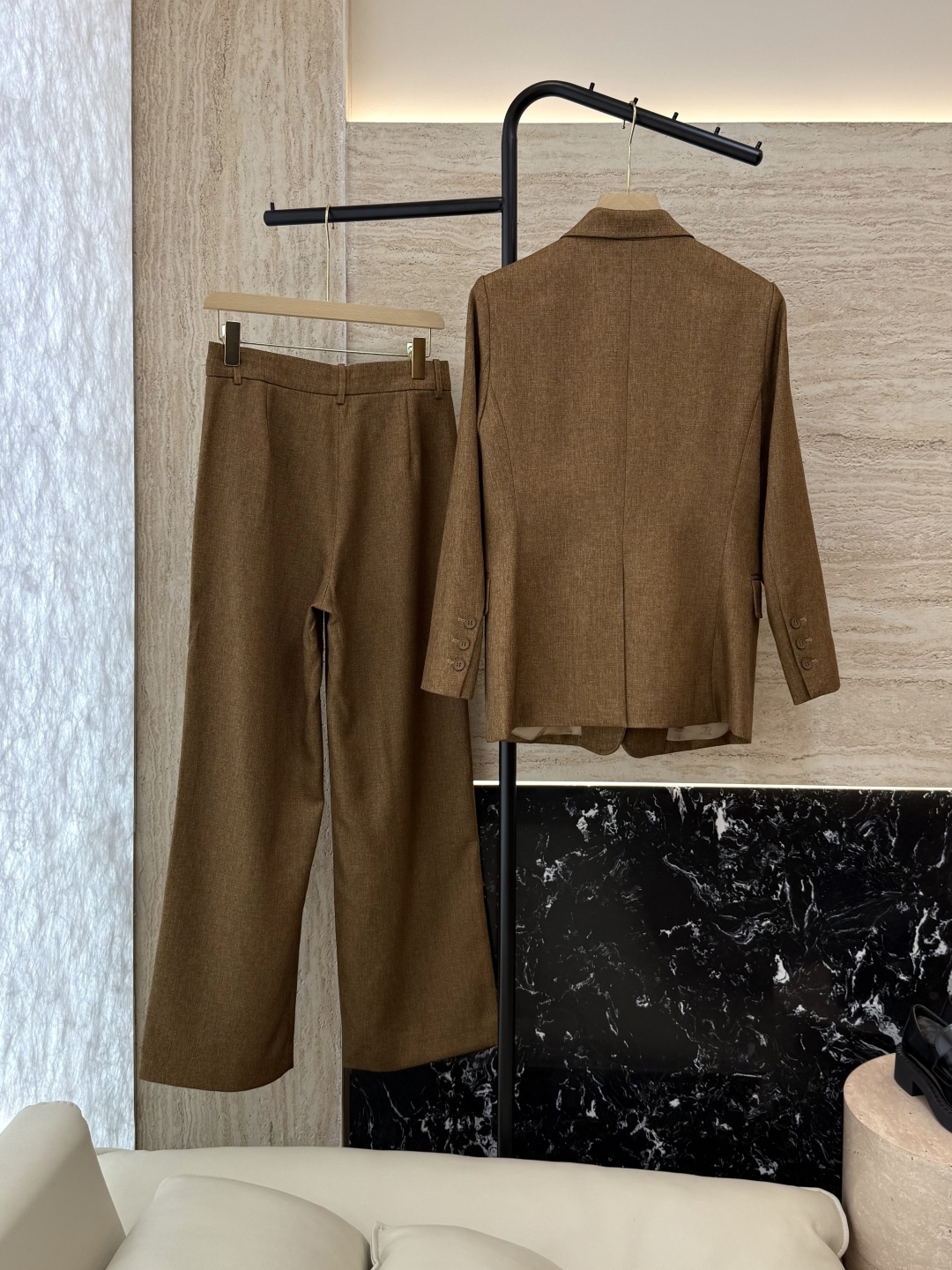 TF021#新款套装。
Max mara 68%亚麻 32%真丝 长袖西装外套 ➕长裤 套装 焦糖色  