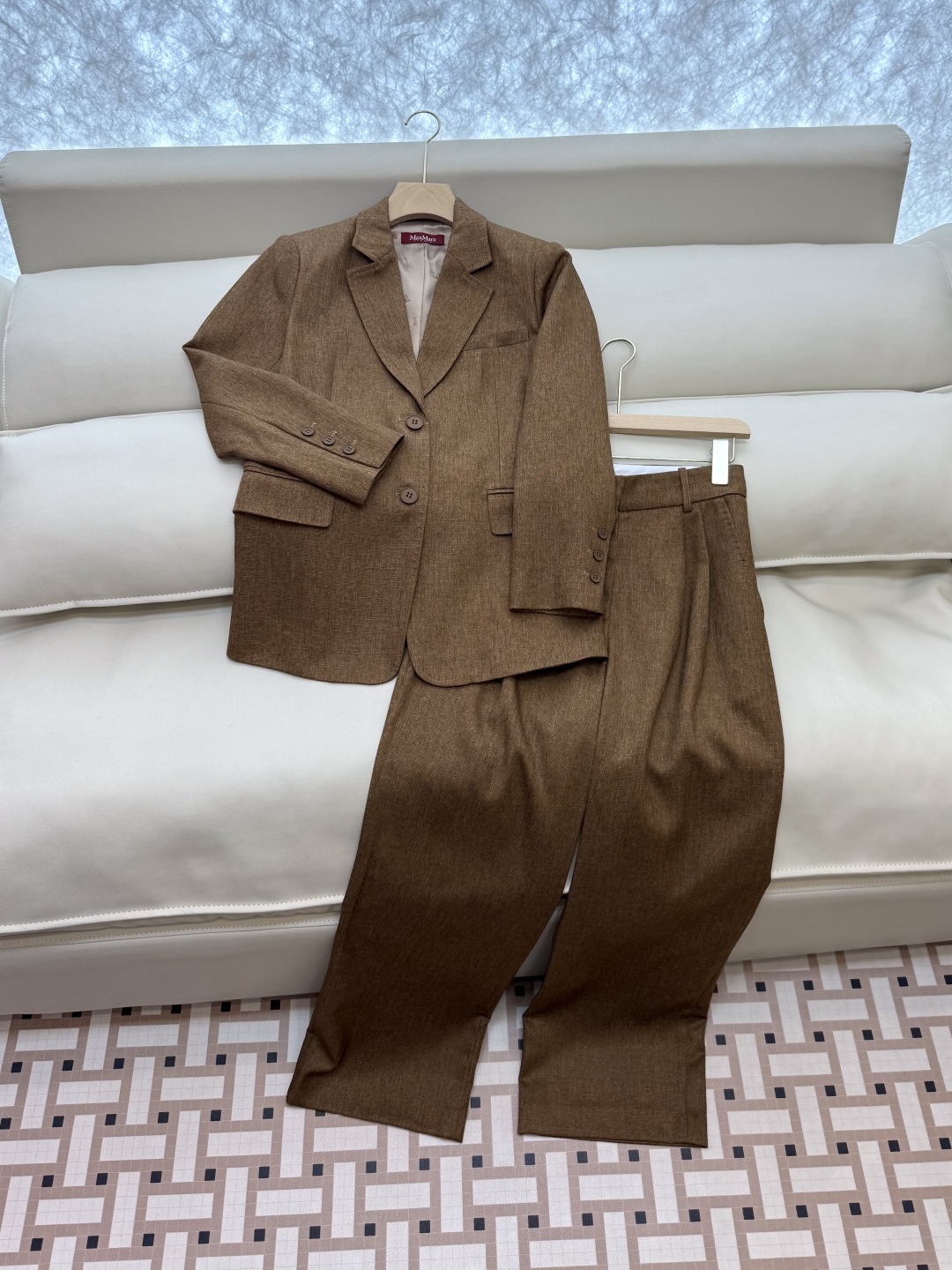TF021#新款套装。
Max mara 68%亚麻 32%真丝 长袖西装外套 ➕长裤 套装 焦糖色  