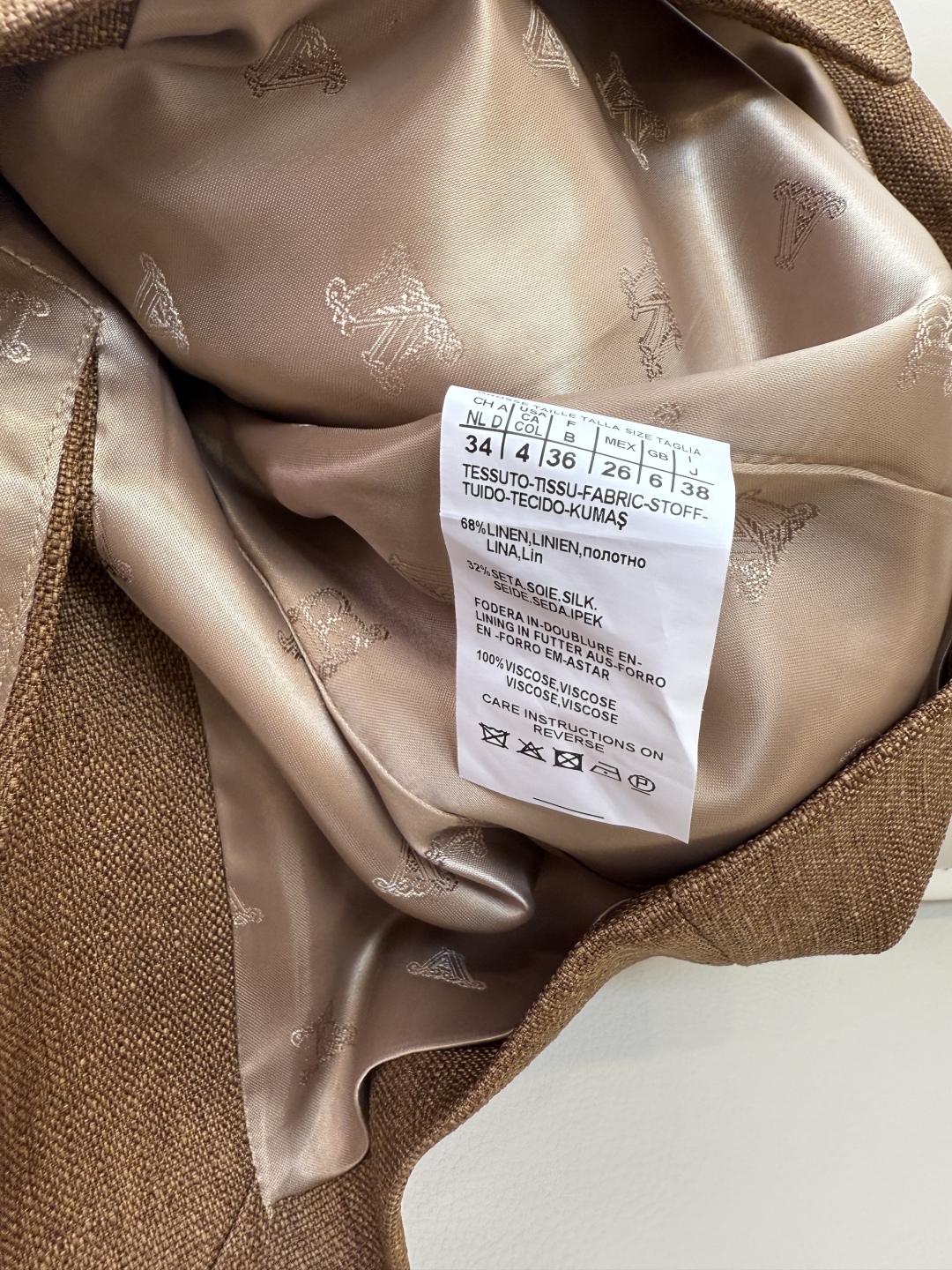 TF021#新款套装。
Max mara 68%亚麻 32%真丝 长袖西装外套 ➕长裤 套装 焦糖色  