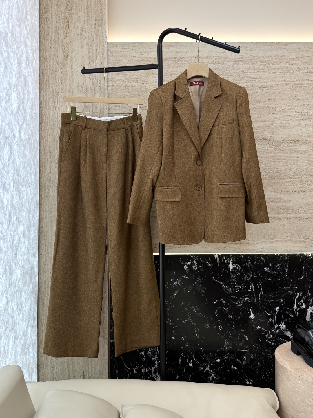 TF021#新款套装。
Max mara 68%亚麻 32%真丝 长袖西装外套 ➕长裤 套装 焦糖色  