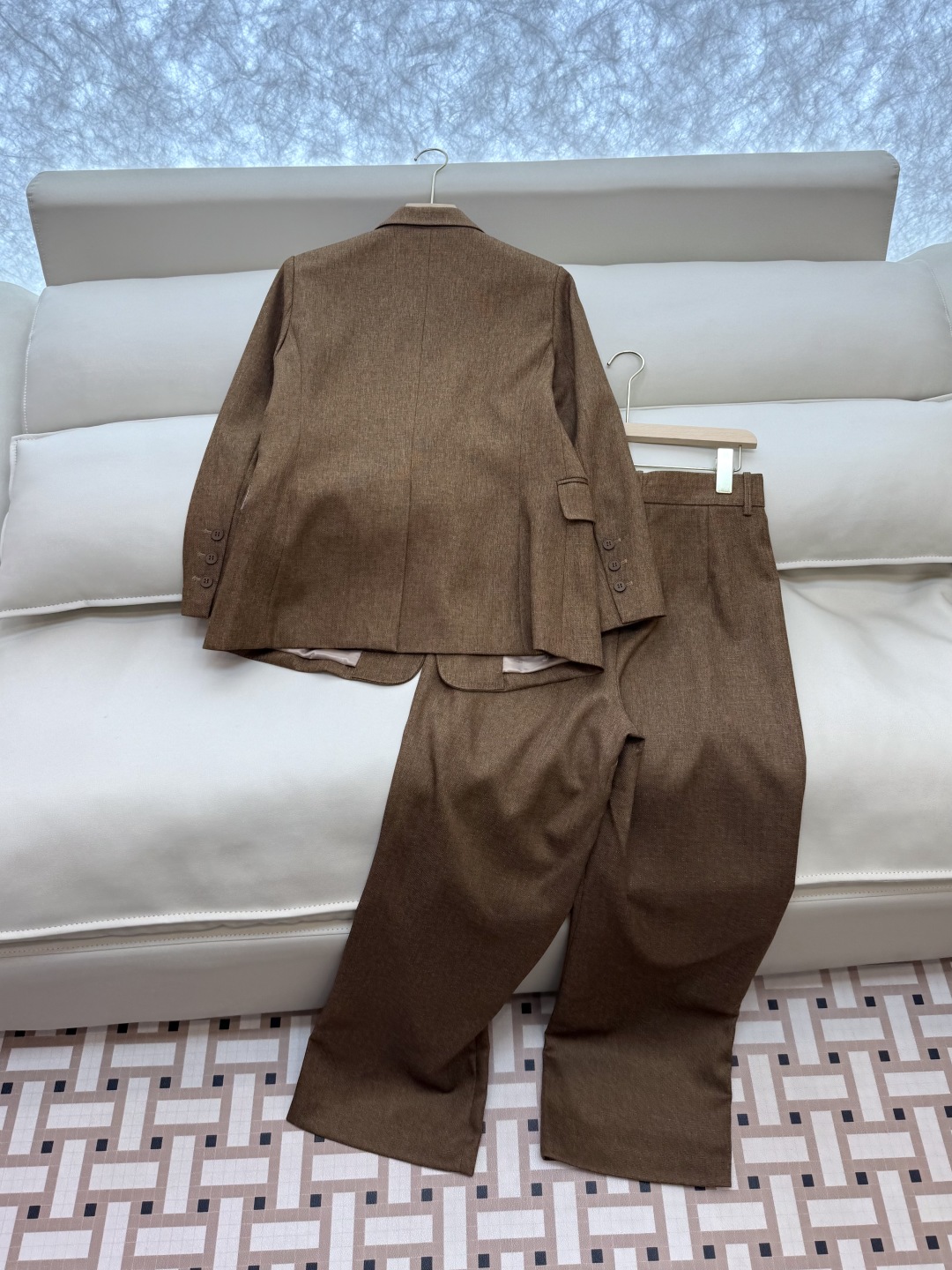 TF021#新款套装。
Max mara 68%亚麻 32%真丝 长袖西装外套 ➕长裤 套装 焦糖色  
