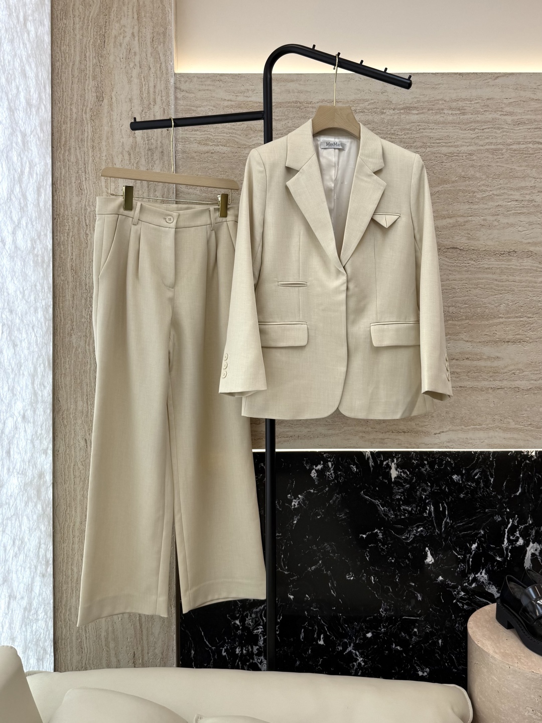 TF067#新款套装。
Max mara 70%醋酸 30% 羊毛 长袖西装外套 ➕长裤 套装 米白色 
