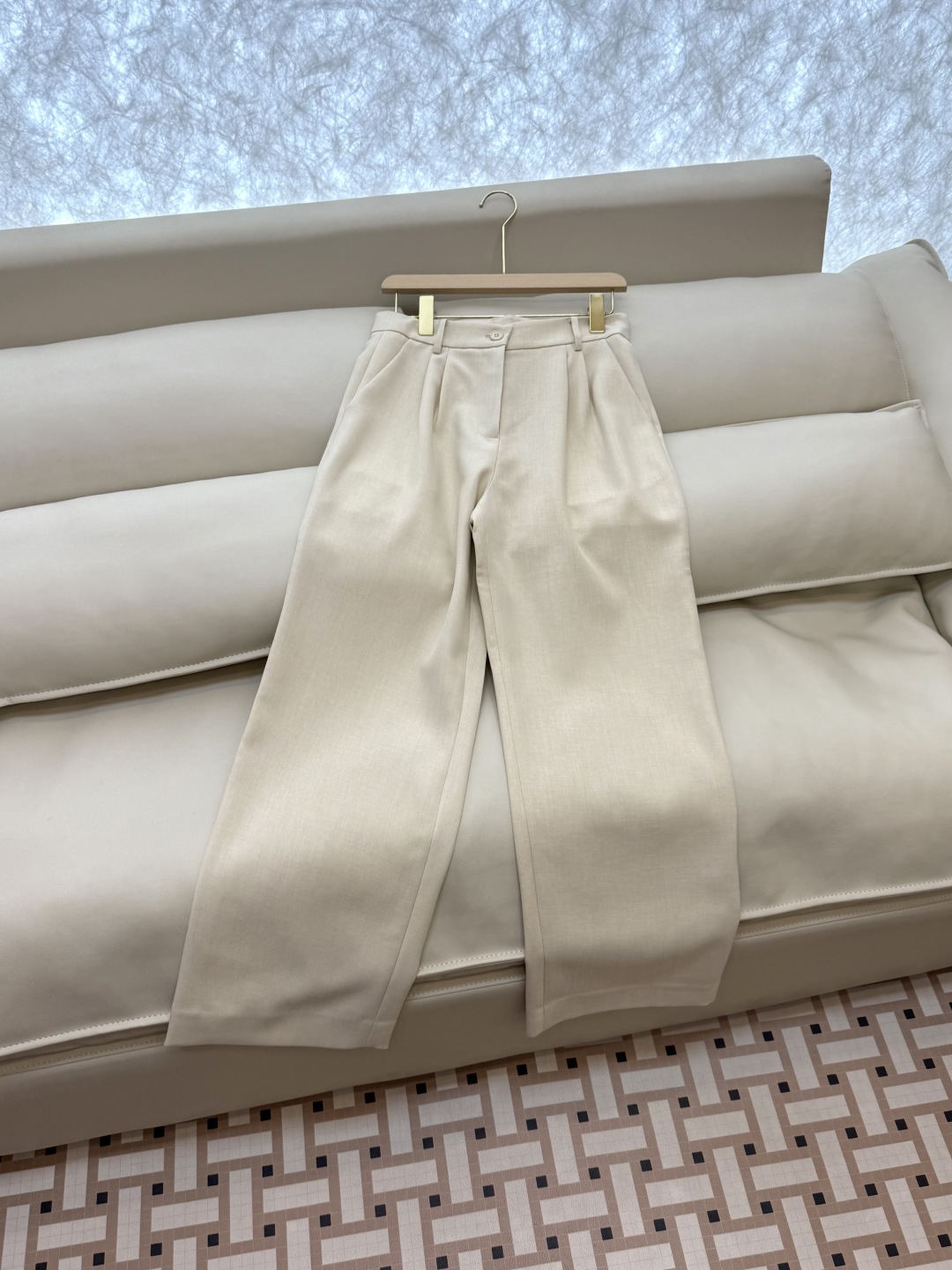 TF067#新款套装。
Max mara 70%醋酸 30% 羊毛 长袖西装外套 ➕长裤 套装 米白色 