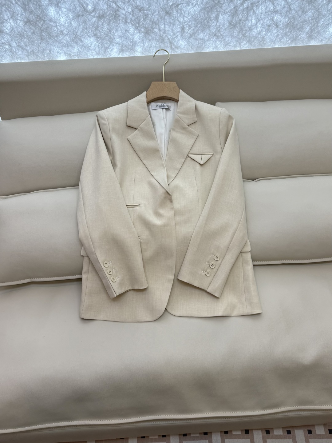 TF067#新款套装。
Max mara 70%醋酸 30% 羊毛 长袖西装外套 ➕长裤 套装 米白色 