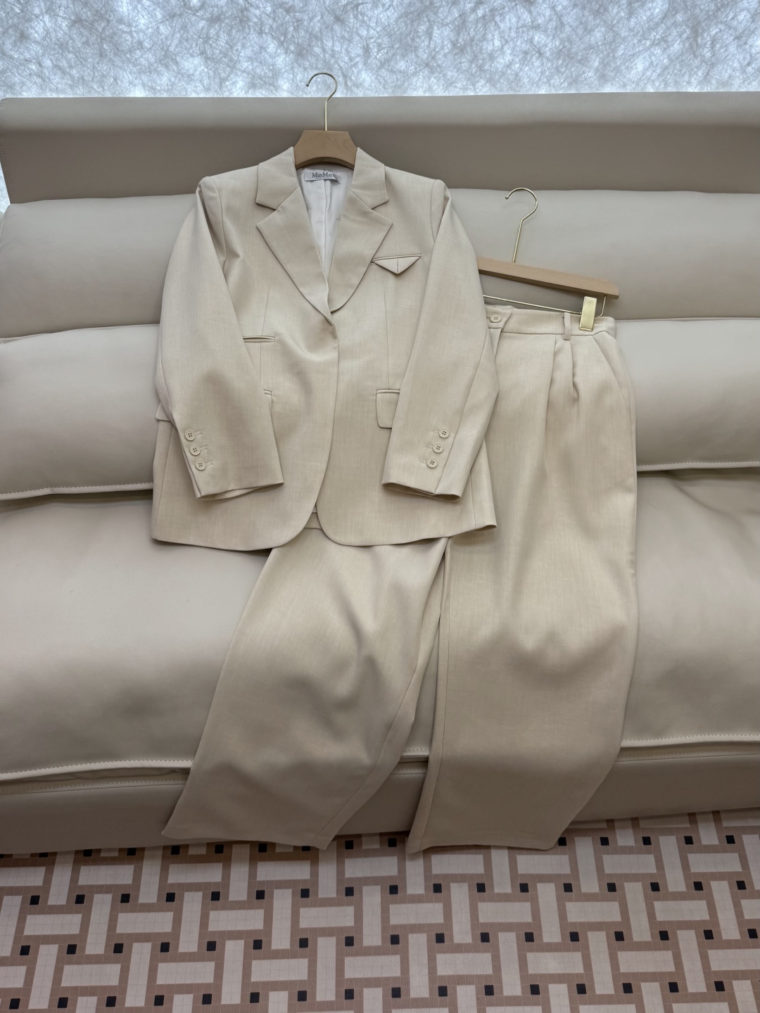 TF067#新款套装。
Max mara 70%醋酸 30% 羊毛 长袖西装外套 ➕长裤 套装 米白色 