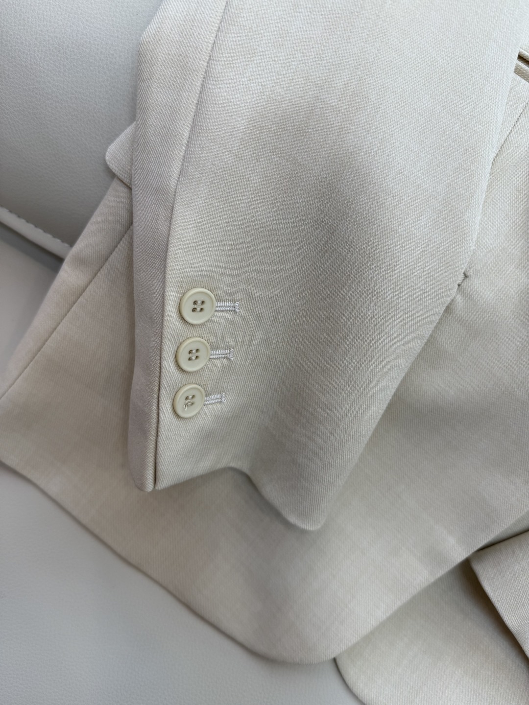 TF067#新款套装。
Max mara 70%醋酸 30% 羊毛 长袖西装外套 ➕长裤 套装 米白色 
